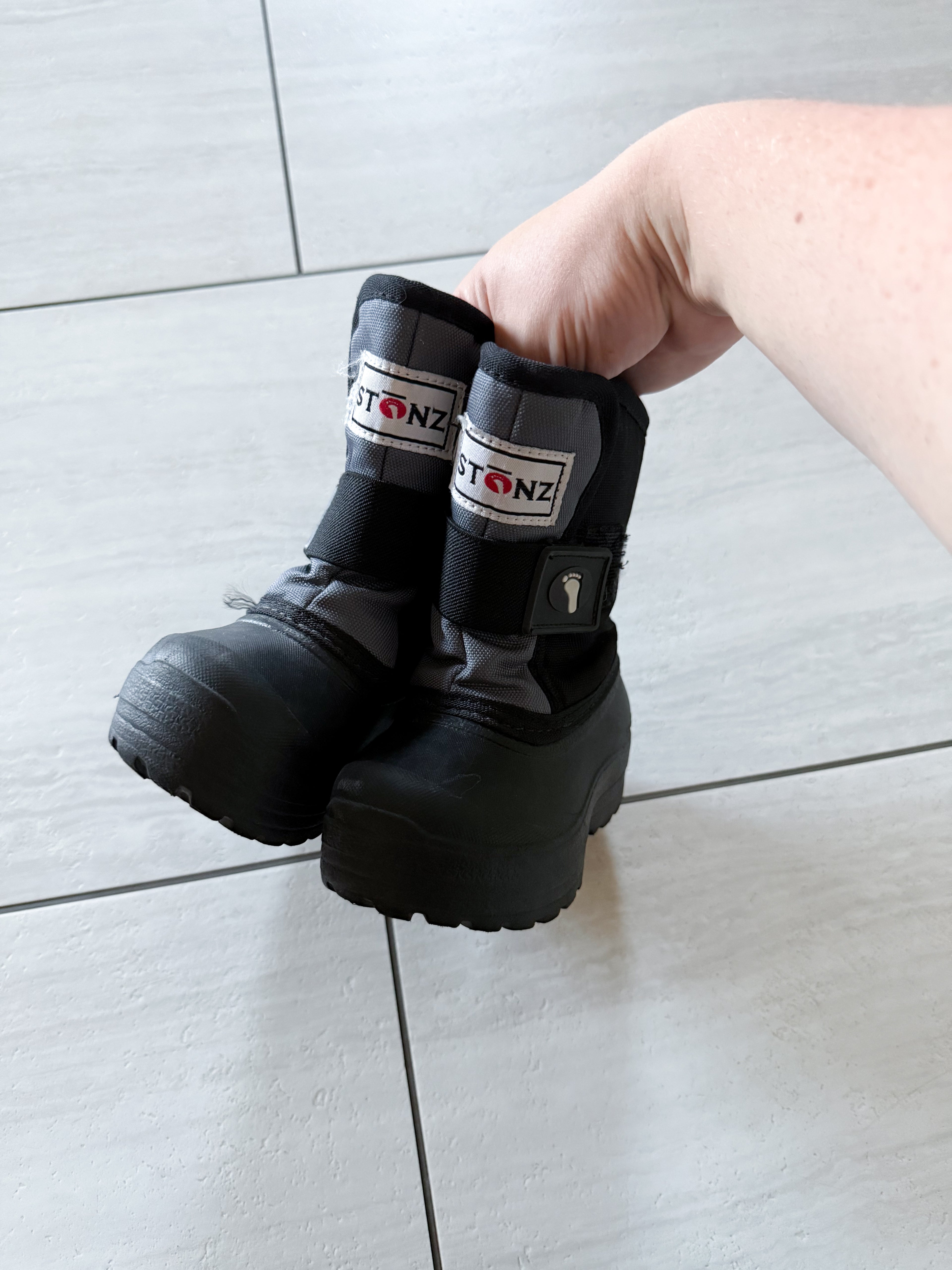 Stonz- 5C- PLAY- black and grey snow boots