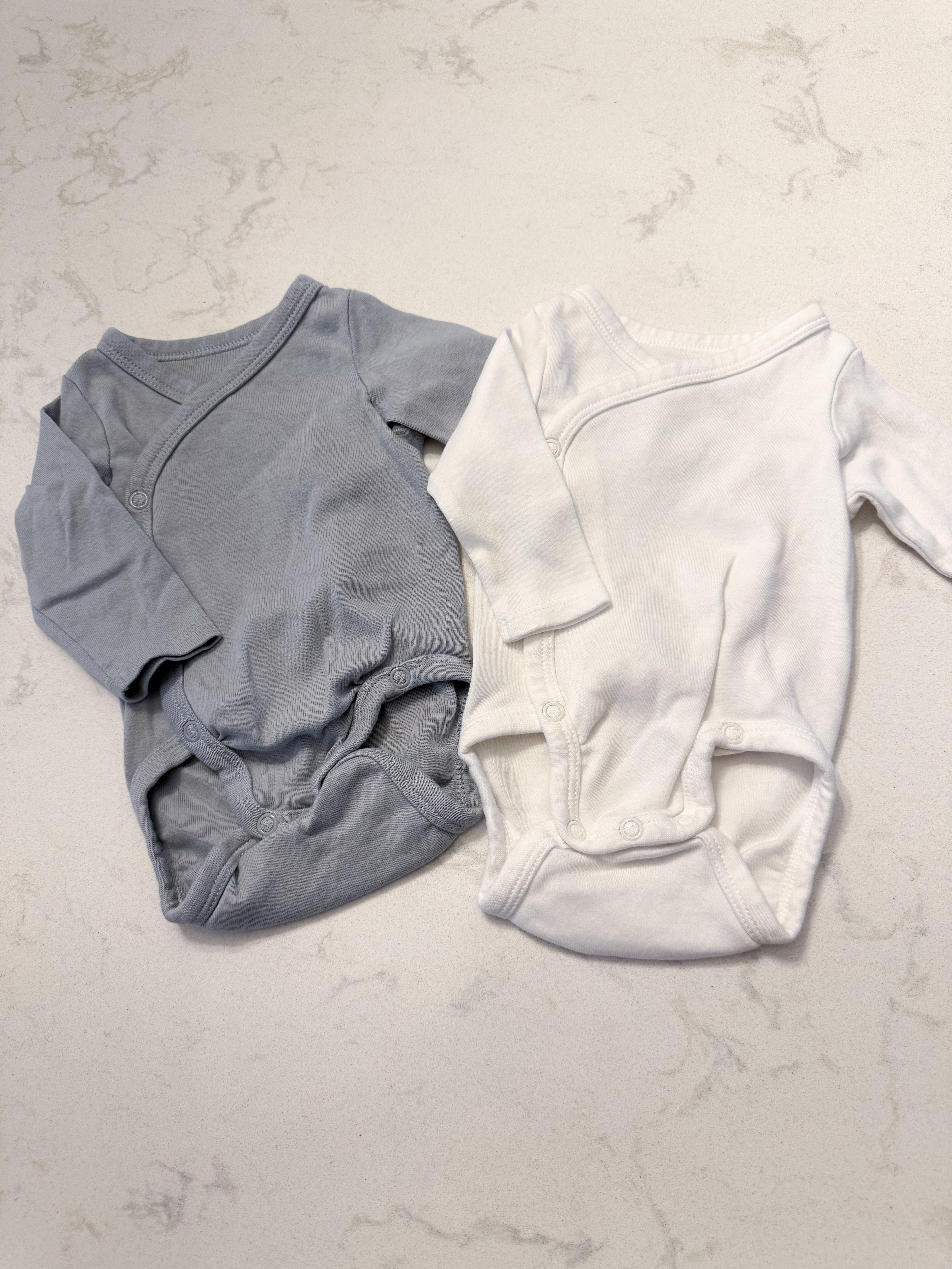 H&M- newborn- VGUC- set of wrap bodysuits. Grey and white.