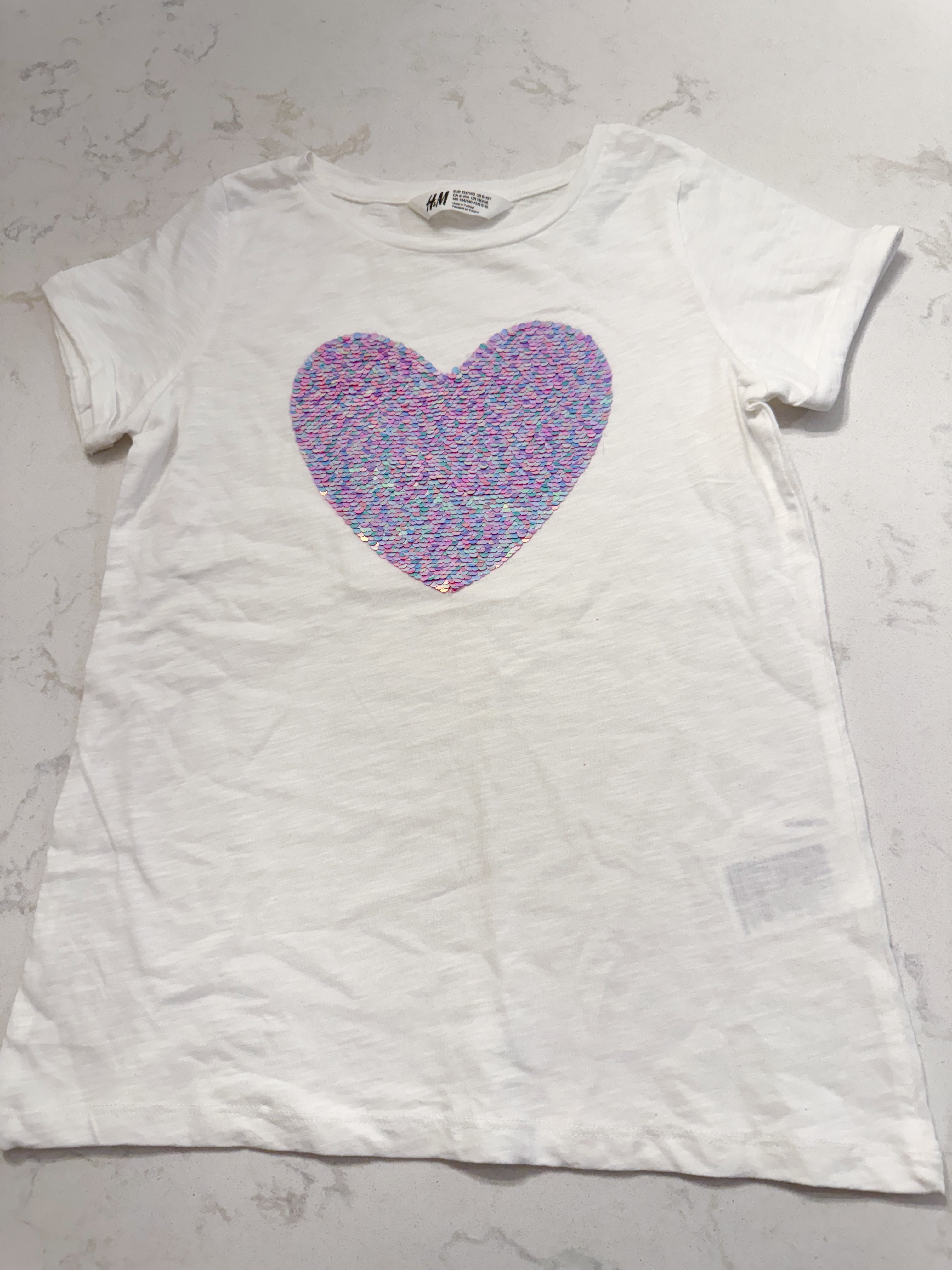H&M- 8-10Y- VGUC- white t shirt with sequin heart