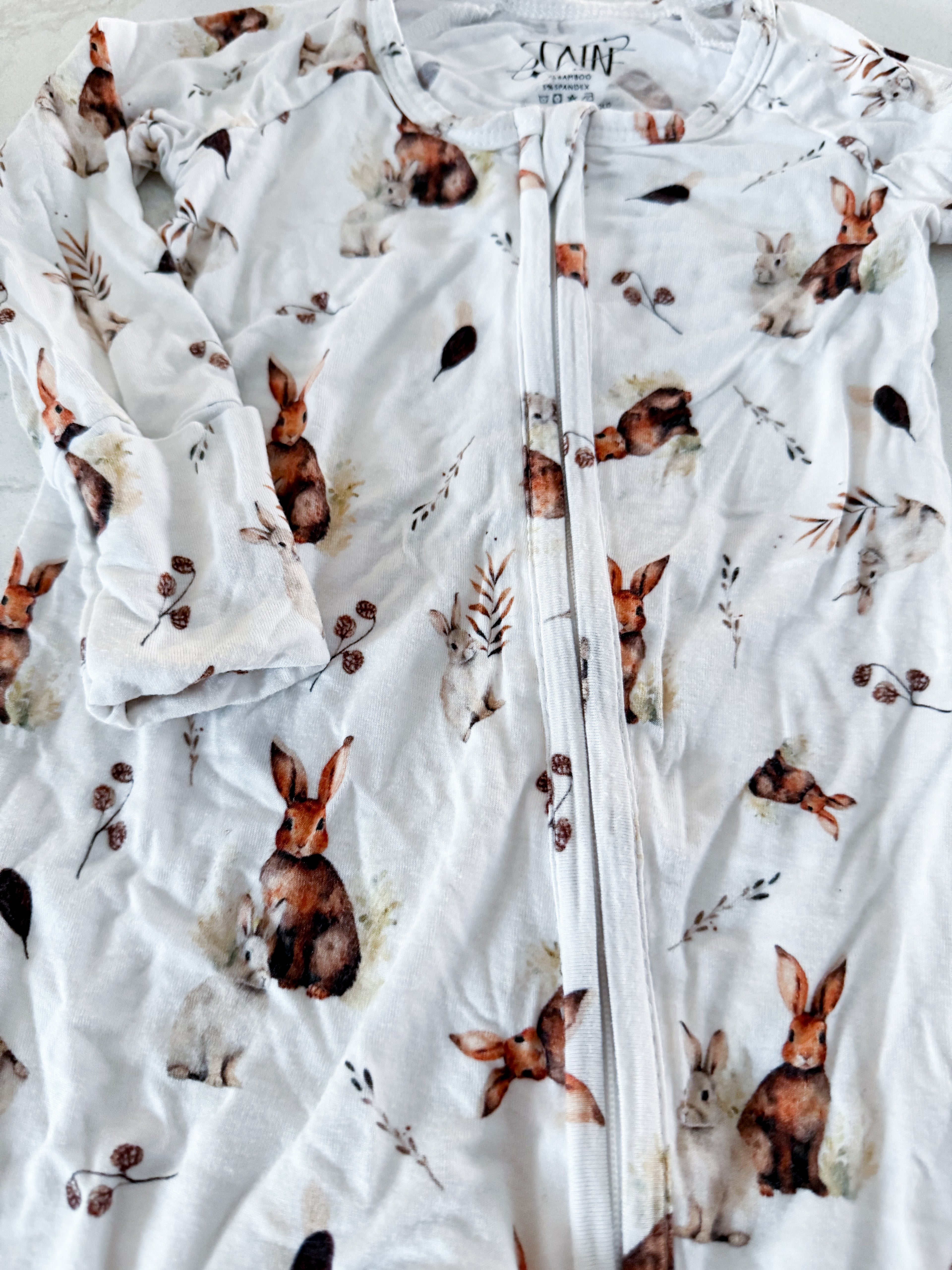 Scainf- 3-6m- GUC- white bamboo footless jammies with rabbits and fold over feet and hands