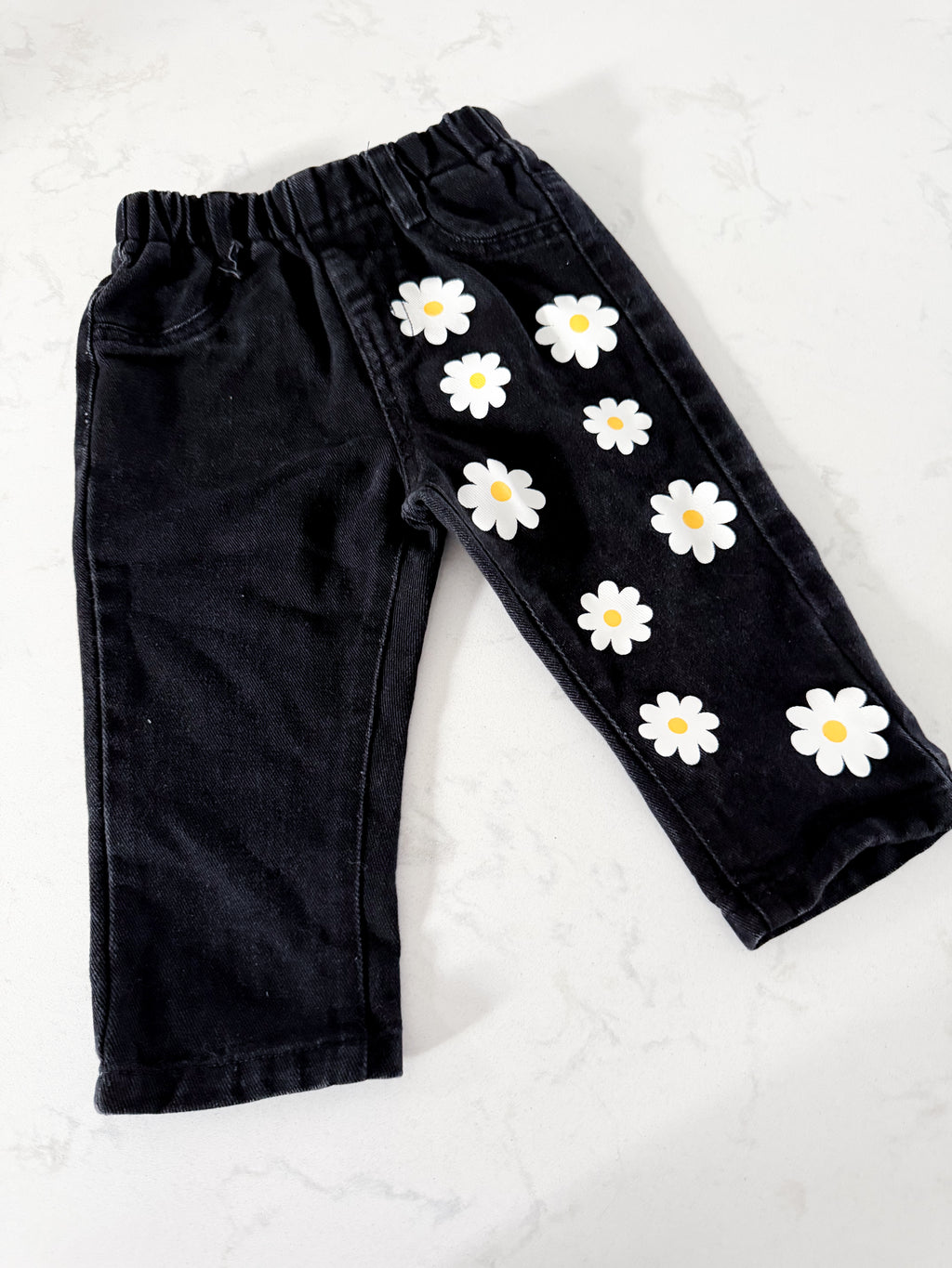 SHEIN- fits 2T+ VGUC- black jeans with white daisies