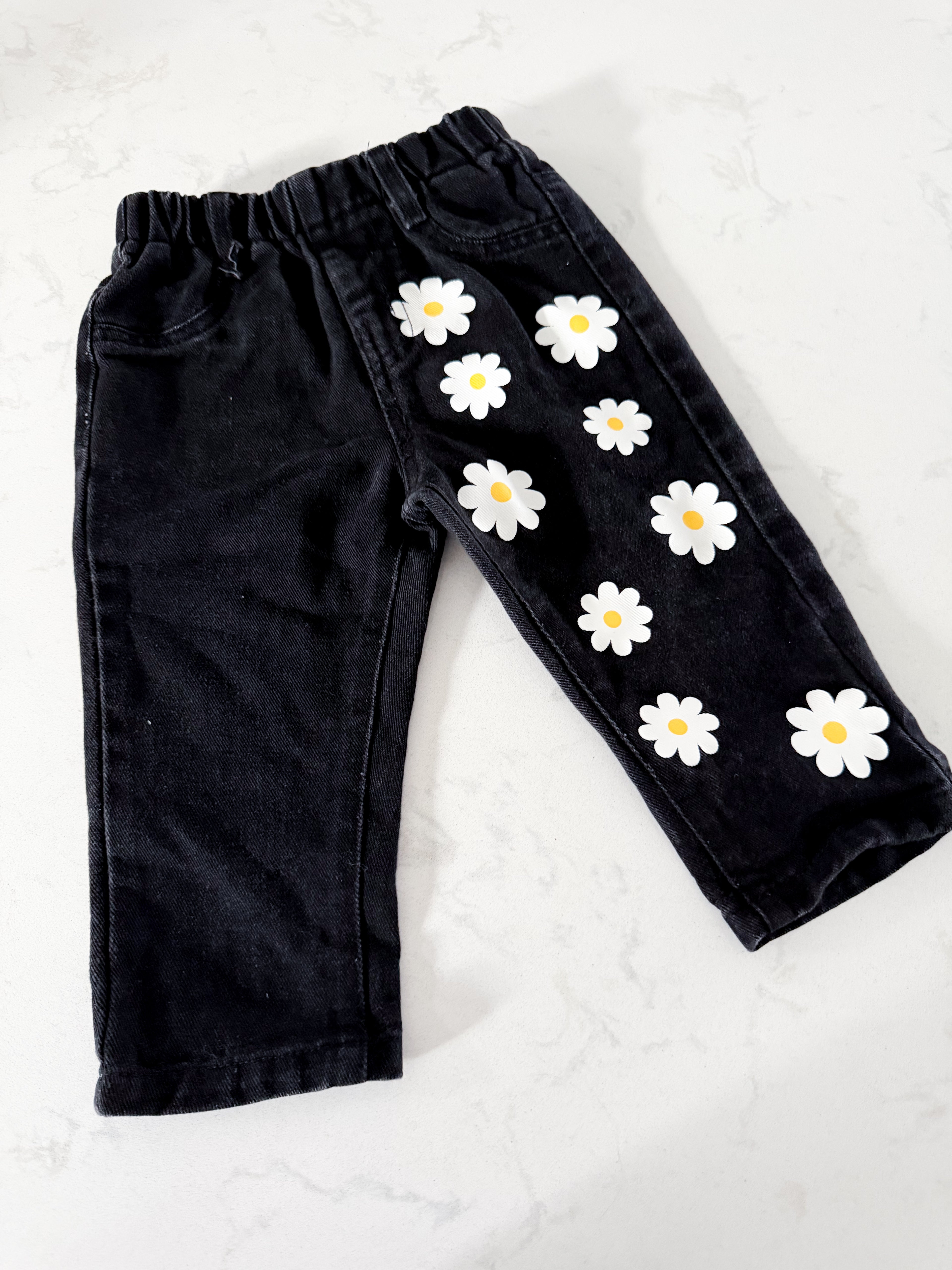 SHEIN- fits 2T+ VGUC- black jeans with white daisies