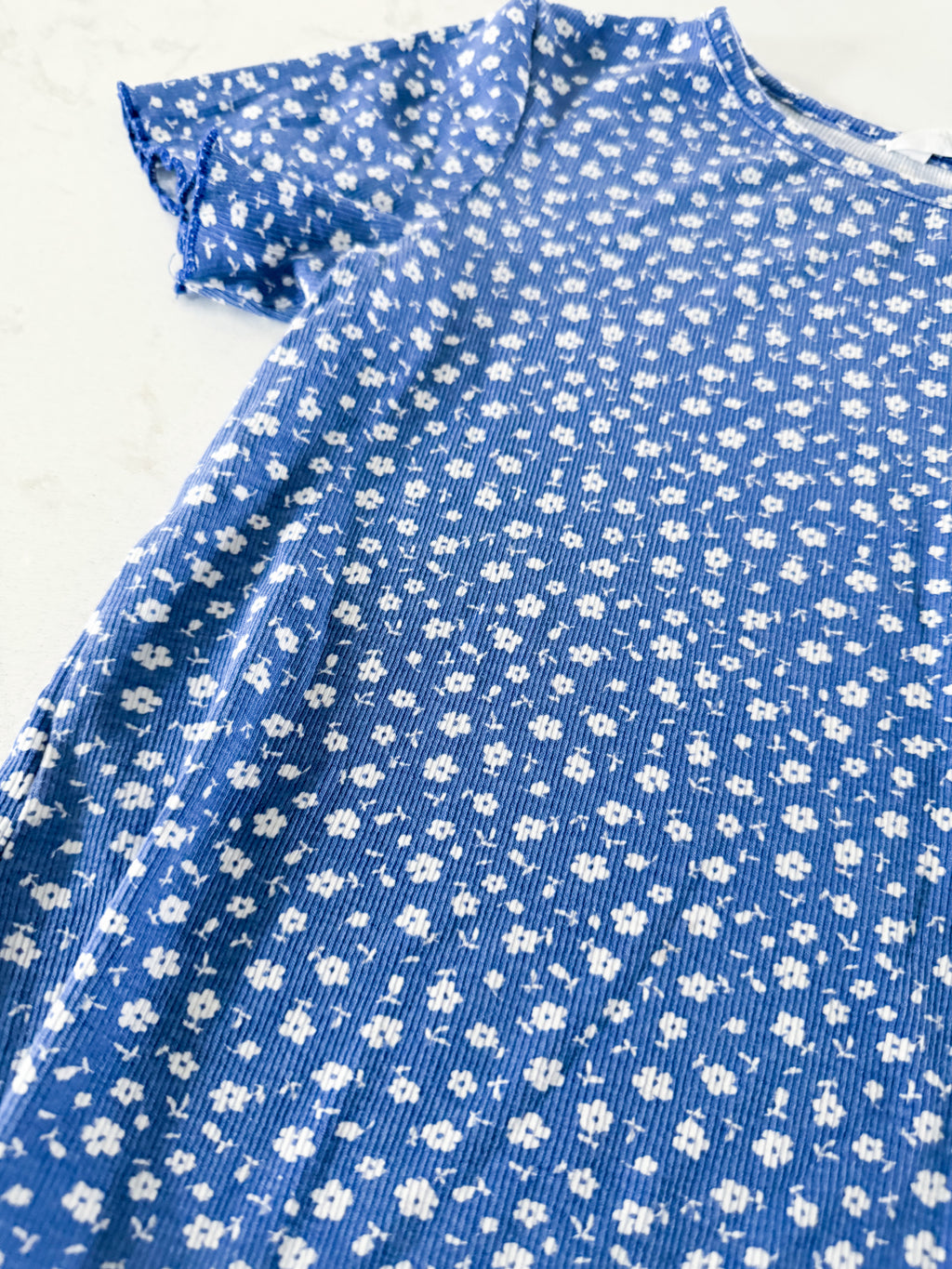 H&M- 6-8Y- VGUC- medium blue ribbed white floral t shirt