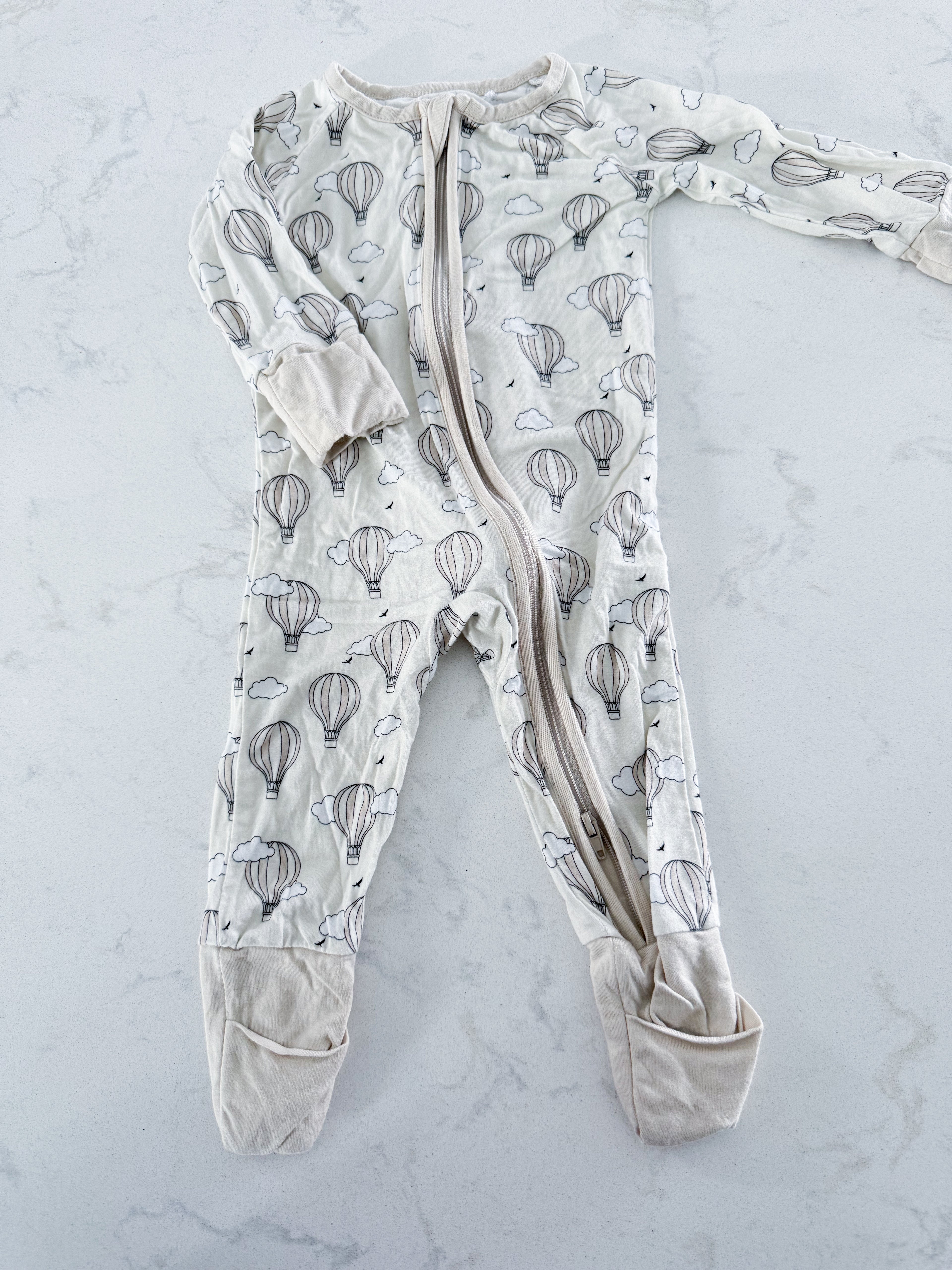 Miozing- 0-3m- VGUC- cream coloured zip up bamboo jammies with hot air balloons