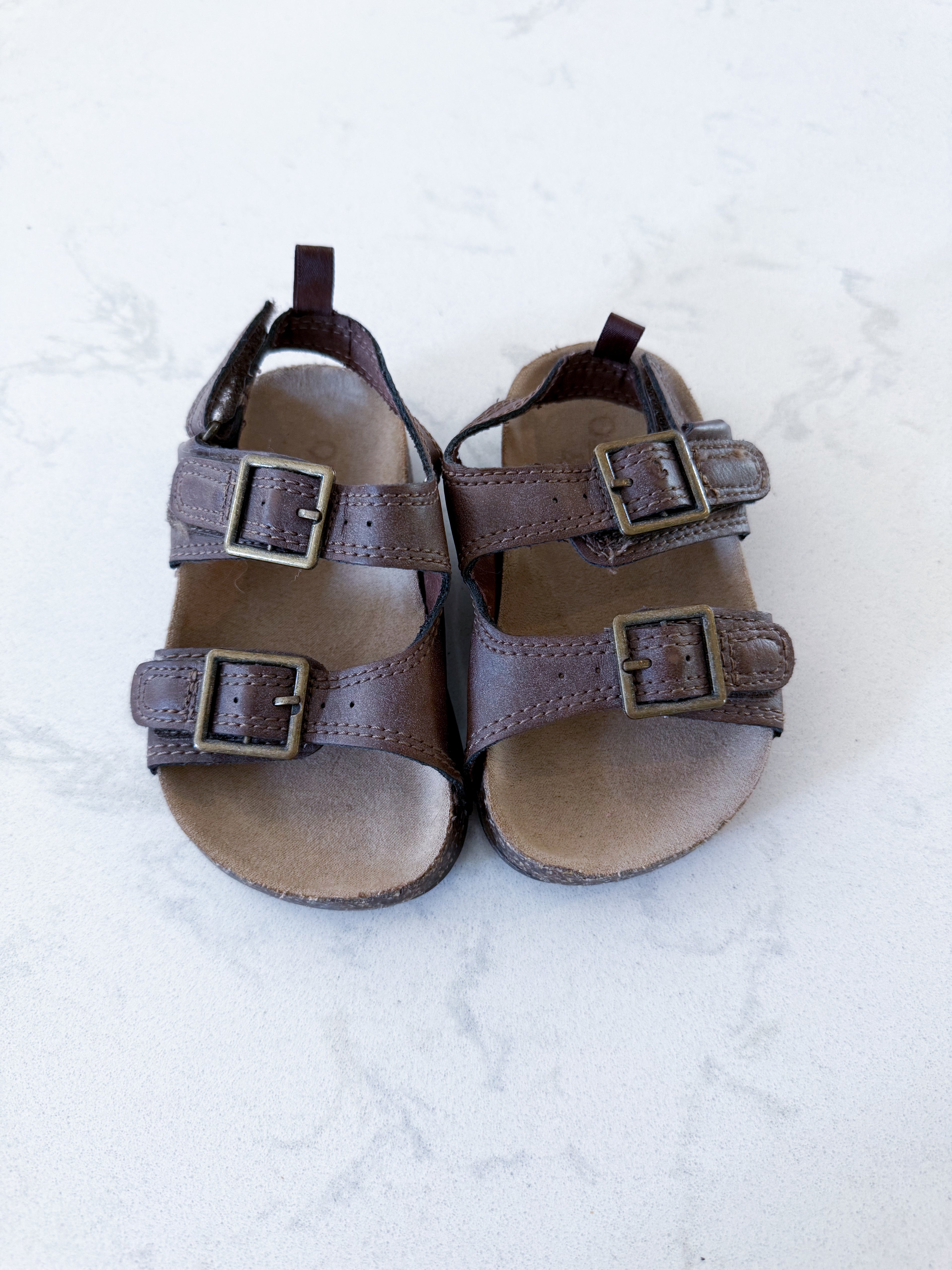 Oshkosh- 7C- GUC- brown strap sandals