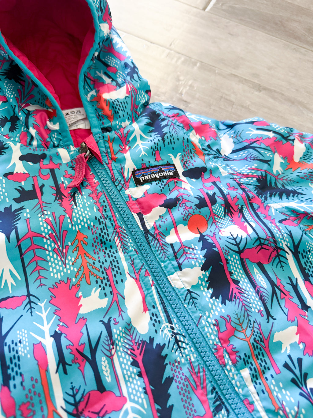 Patagonia- 12-18m- VGUC- reversible thin quilted bunting suit with fold over feet and hands