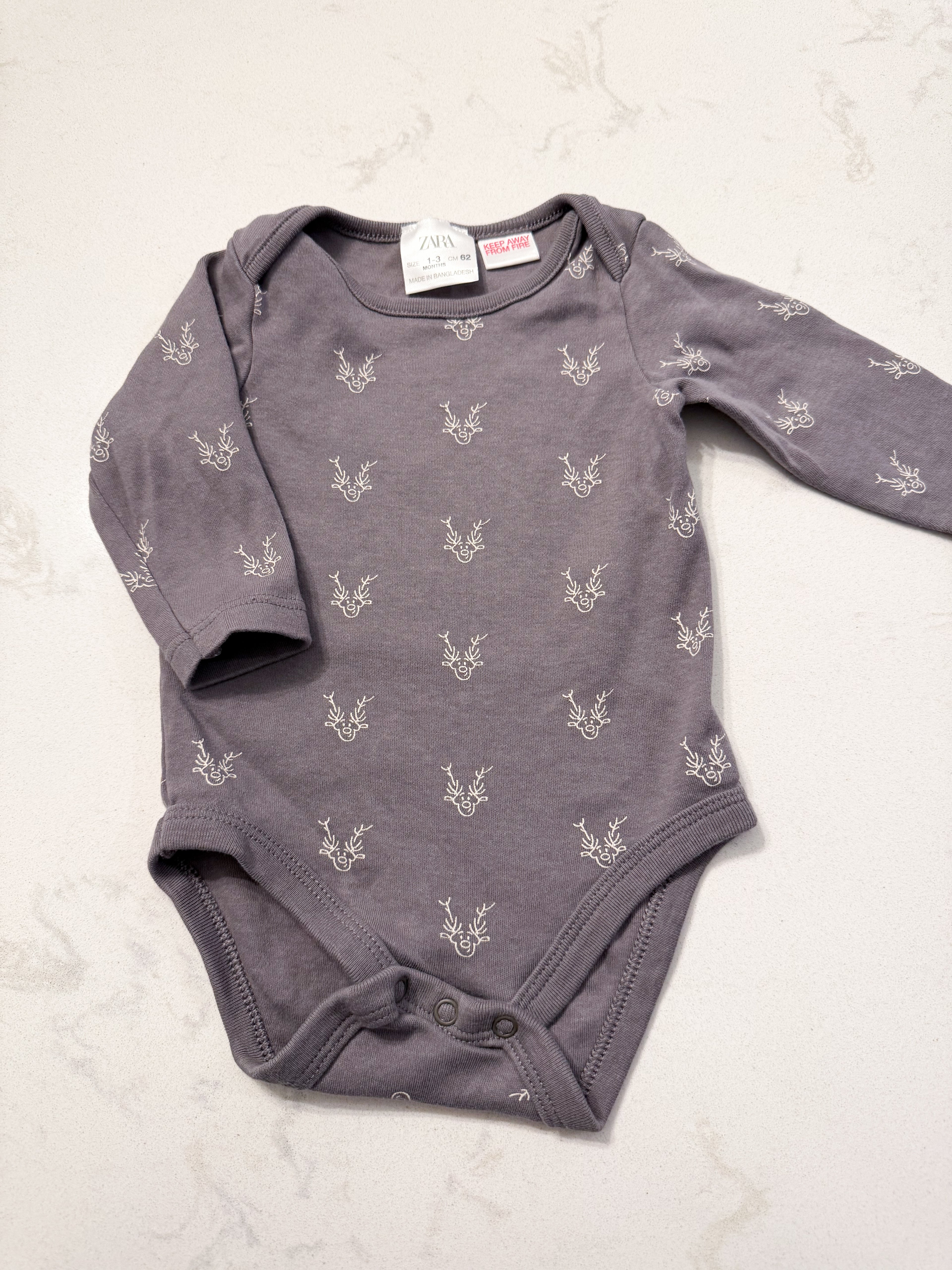 Zara- 1-3m- GUC- grey long sleeve bodysuit with minimalist reindeer