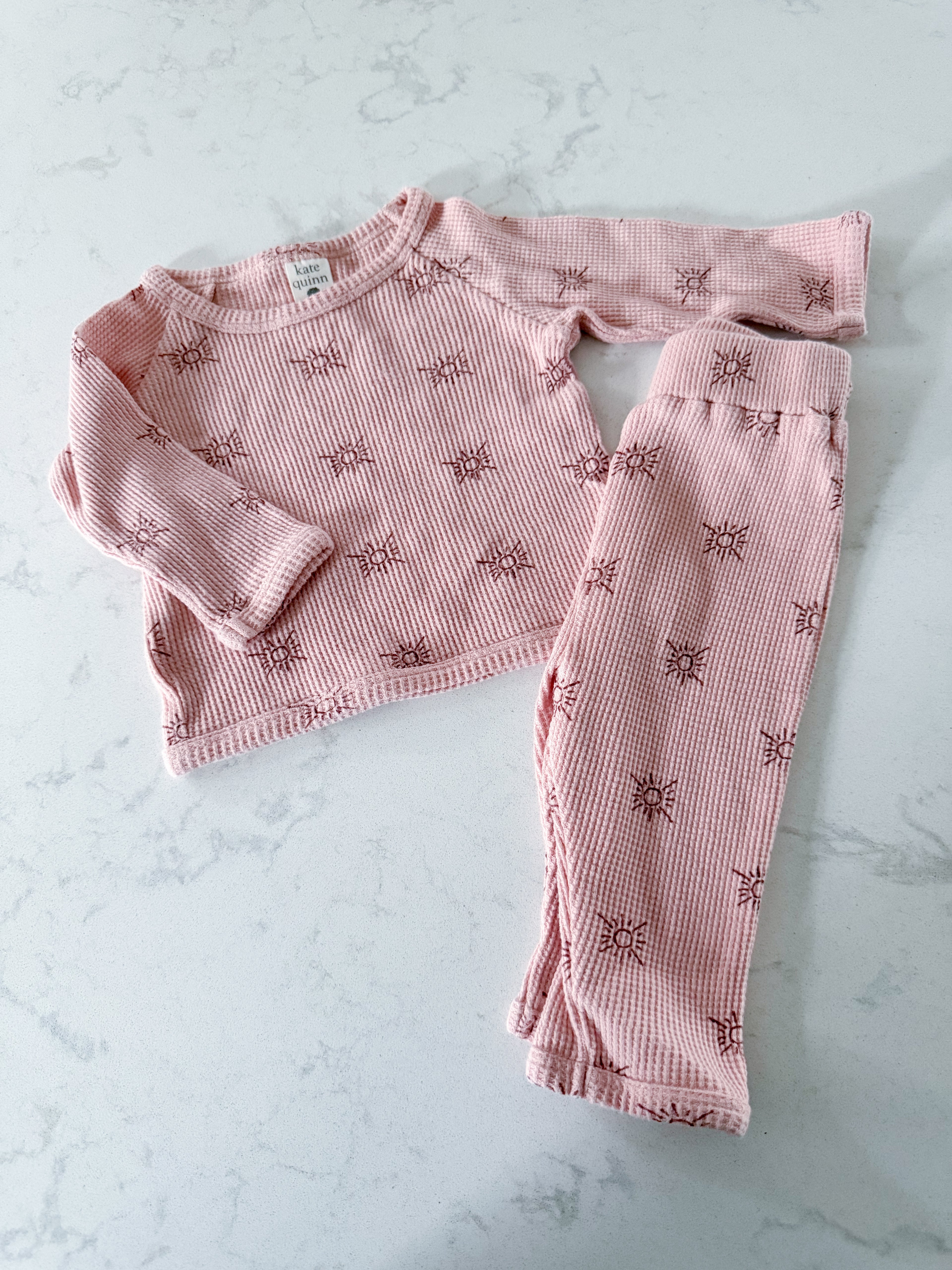 Kate Quinn- 0-3m- GUC- pink waffle knit set with suns