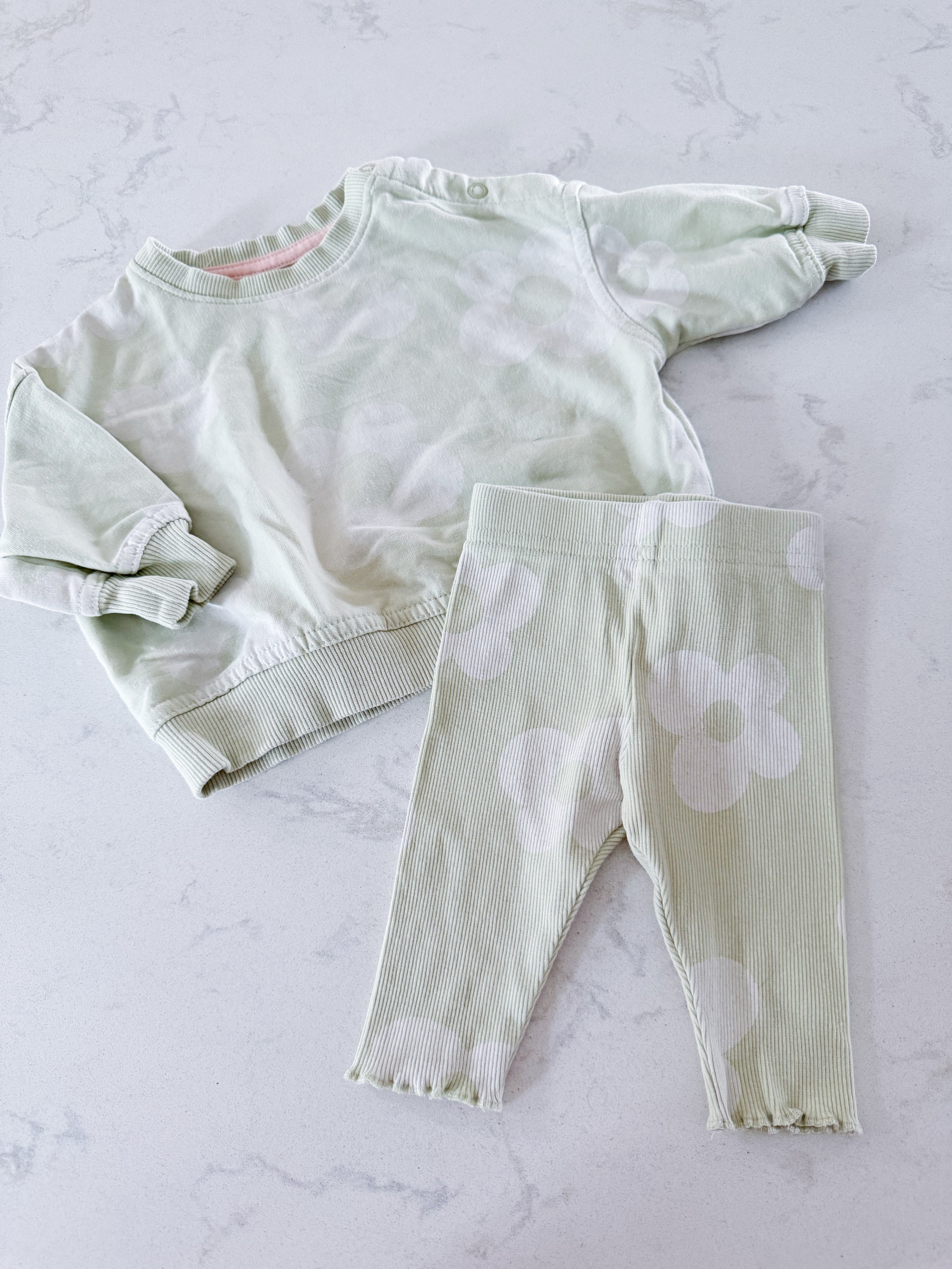 George- 0-3m- GUC- light bright green sweat set with white florals and ribbed leggings
