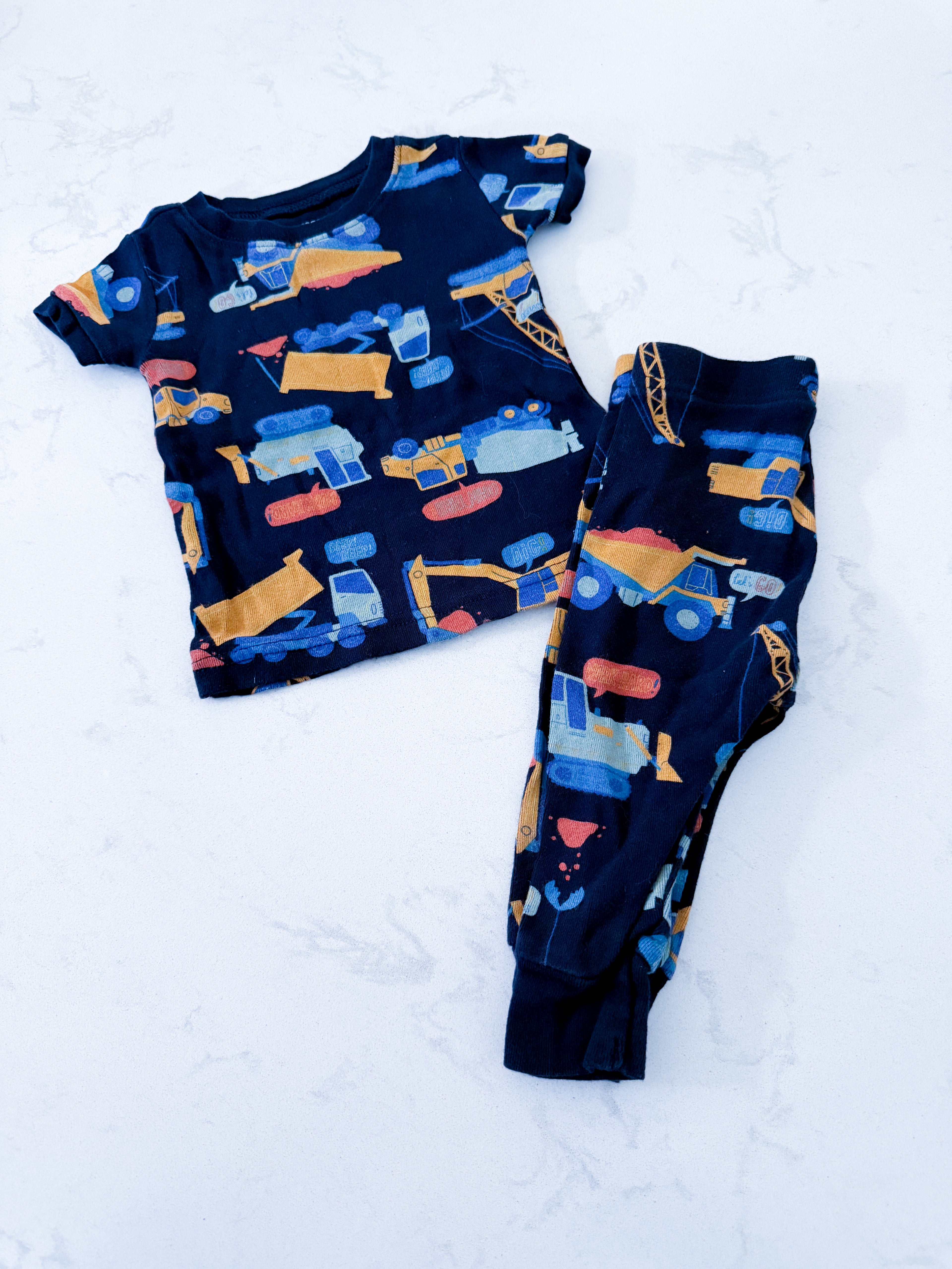 Old Navy- 6-12m- VGUC- multicoloured construction truck short sleeve pants jammies