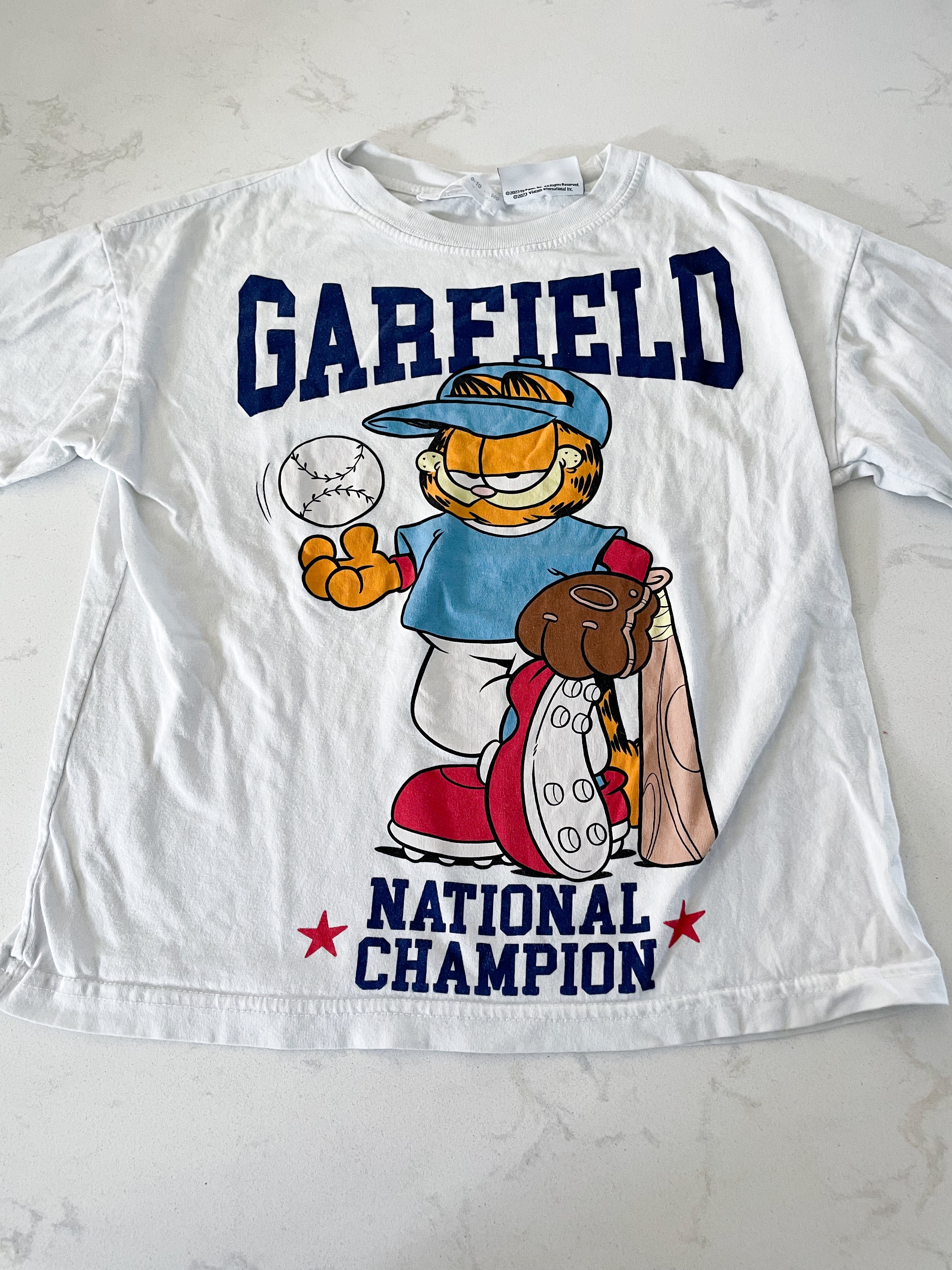 Zara-9-10Y-GUC- white t shirt with Garfield playing baseball