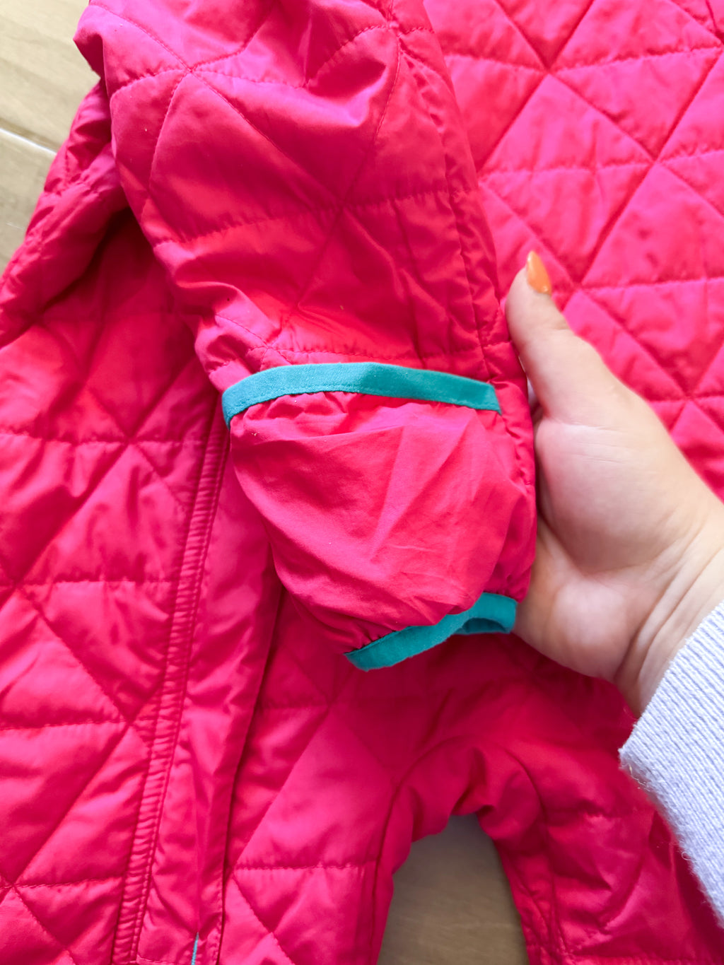 Patagonia- 12-18m- VGUC- reversible thin quilted bunting suit with fold over feet and hands
