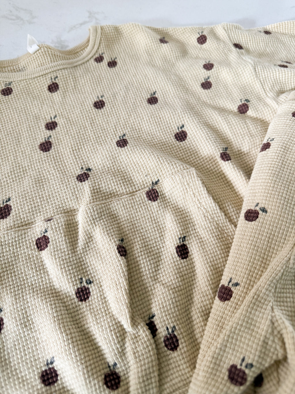 Quincy Mae- 2-3Y- GUC- light yellow two piece waffle knit set with tiny apples