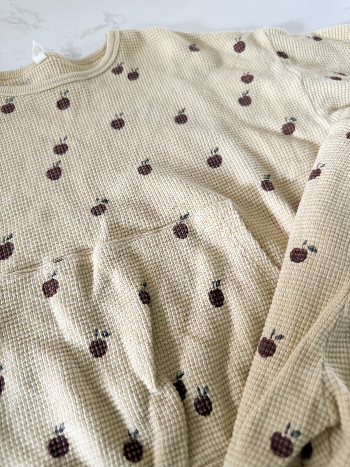 Quincy Mae- 2-3Y- GUC- light yellow two piece waffle knit set with tiny apples