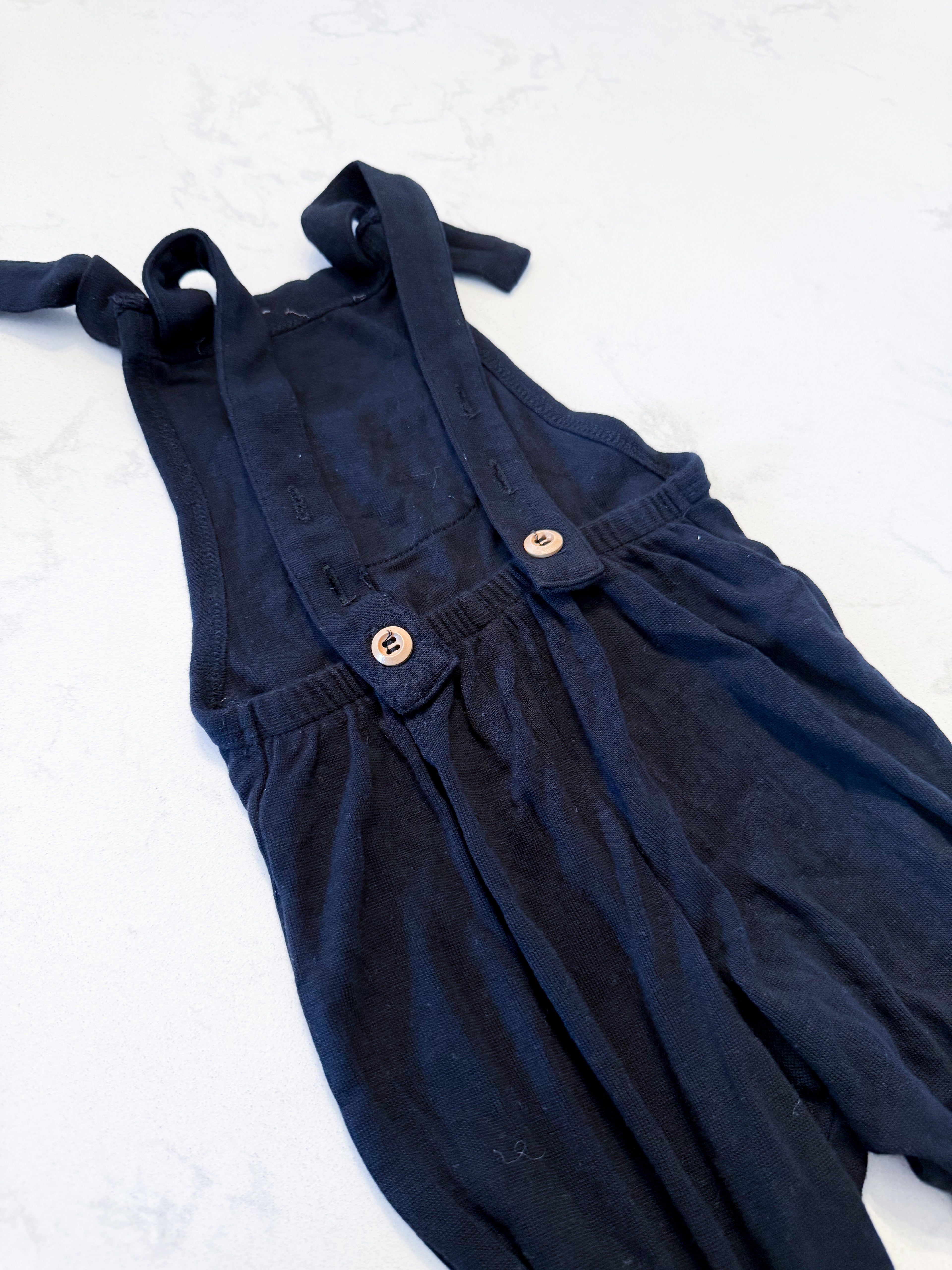 Kyte Baby- 6-12m- VGUC- black slouchy bamboo overalls with adjustable straps