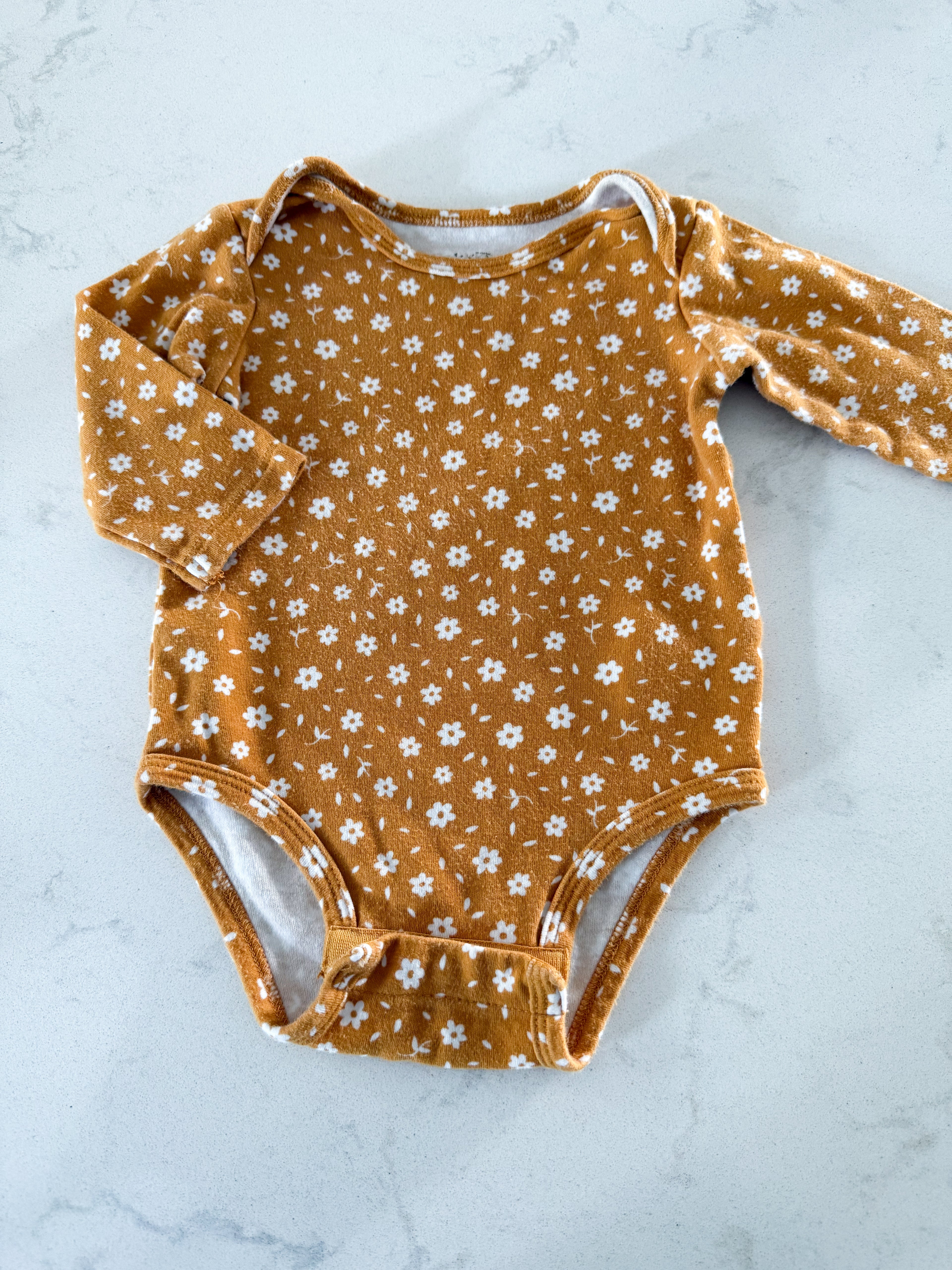 Pekkle- 6m- PLAY- yellow bodysuit with white florals