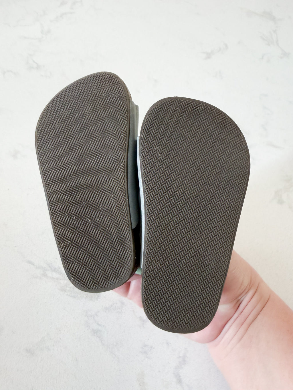 Old Navy- 12-18m- VGUC- light grey strap sandals