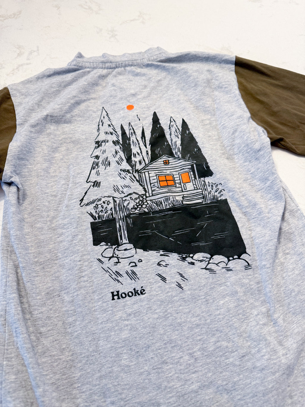 Hooké- 8-10Y- PLAY- grey shirt with olive green sleeves and cabin graphic on the back