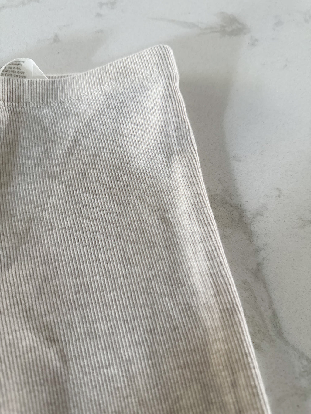 H&M- 6Y- VGUC- cream coloured ribbed leggings