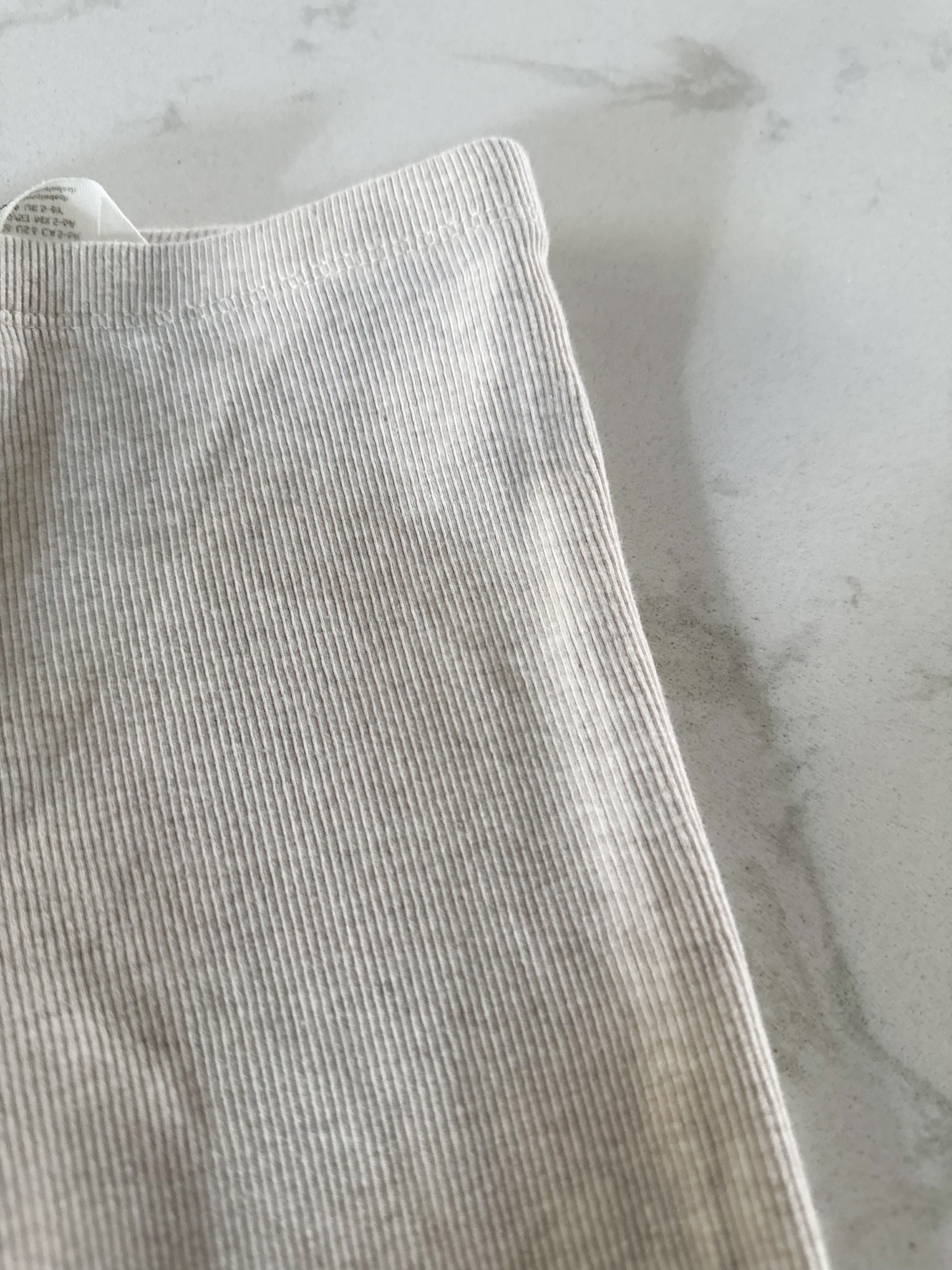 H&M- 6Y- VGUC- cream coloured ribbed leggings