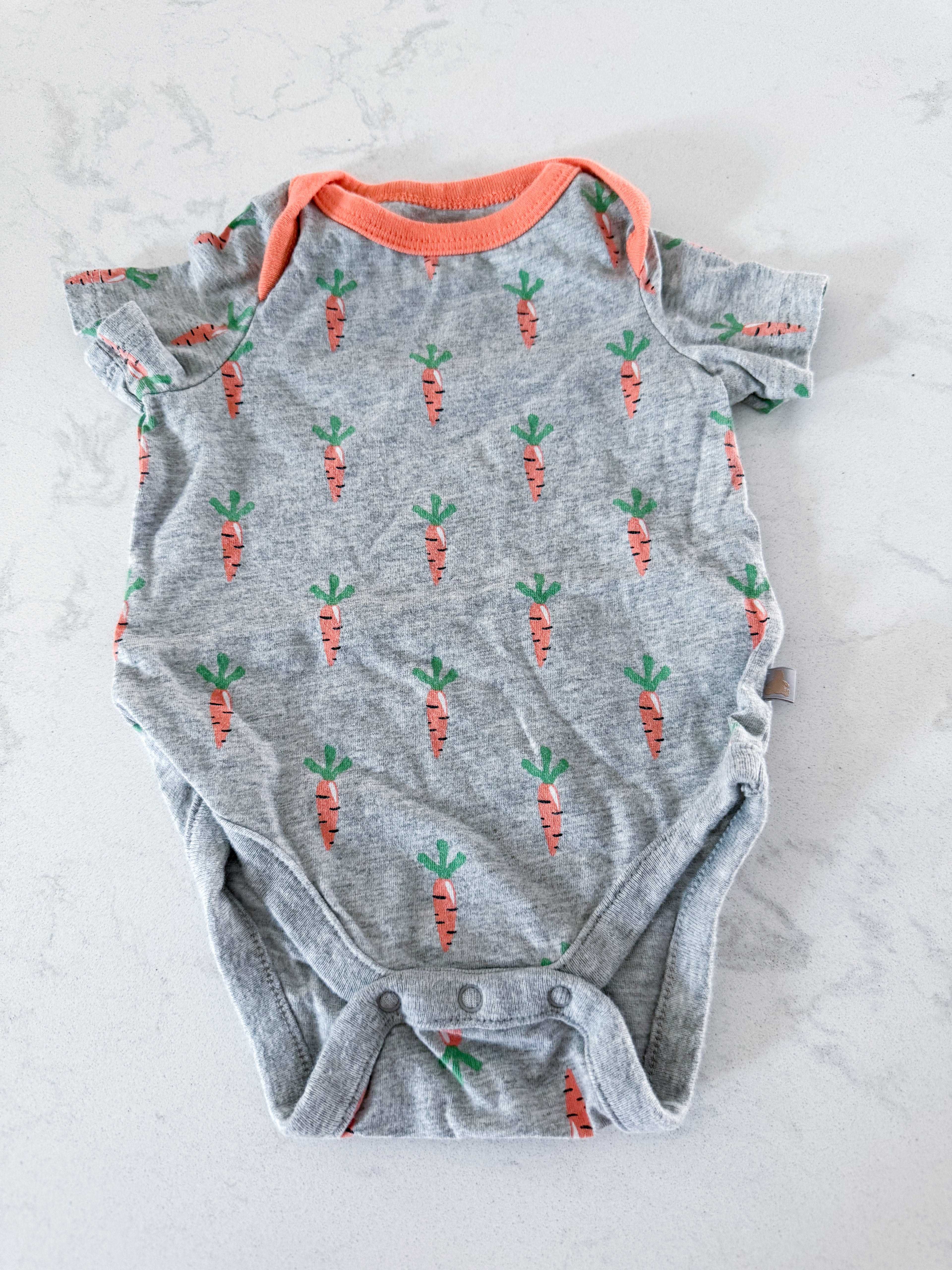 Gap- 0-3m- GUC- light grey bodysuit with carrots