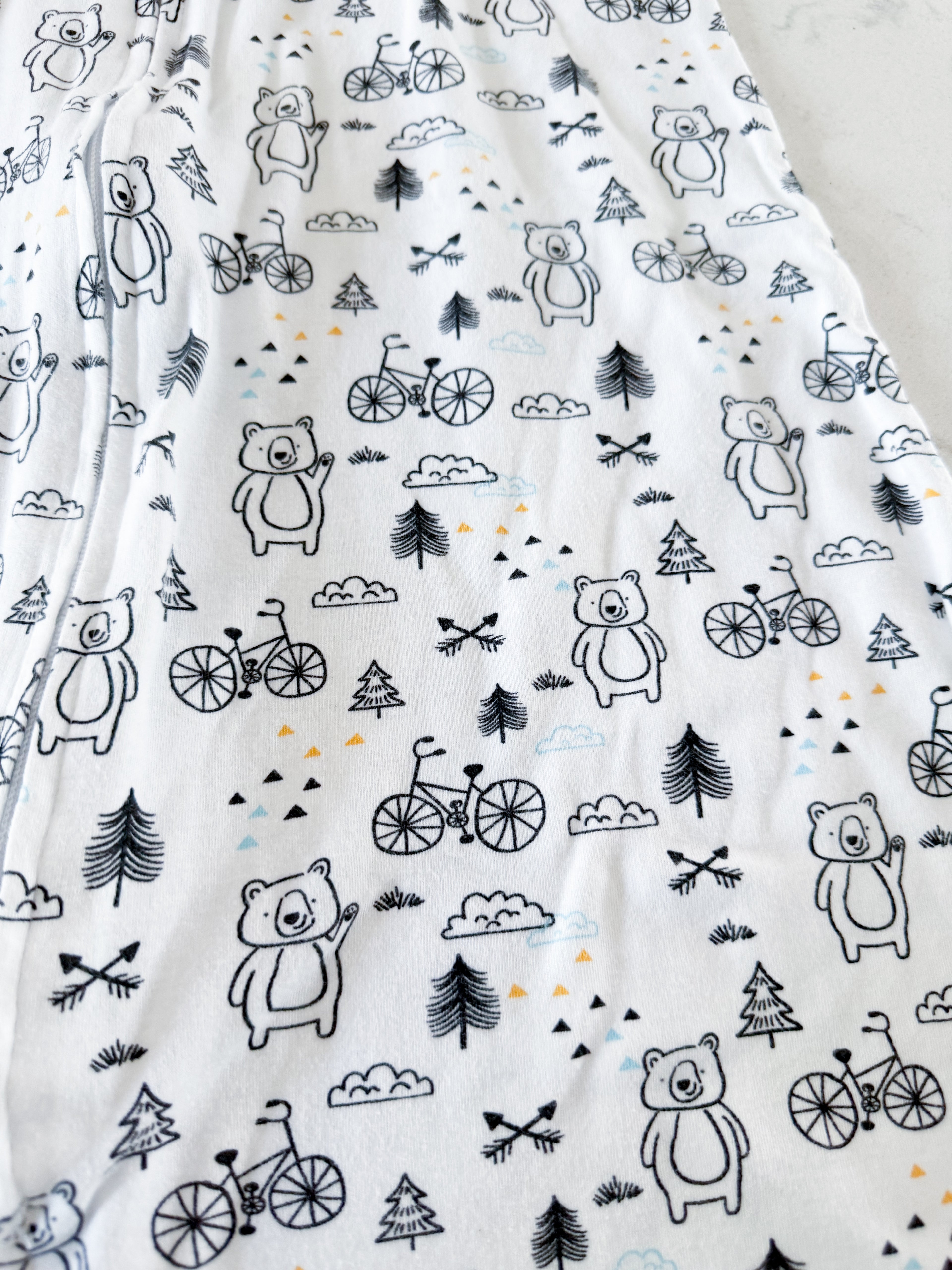 Halo Sleepsack- medium (6-12m)- VGUC- thin white sleep sack with park pattern