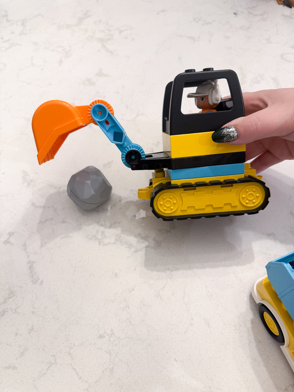 Duplo- Construction set- VGUC ** missing one figure**