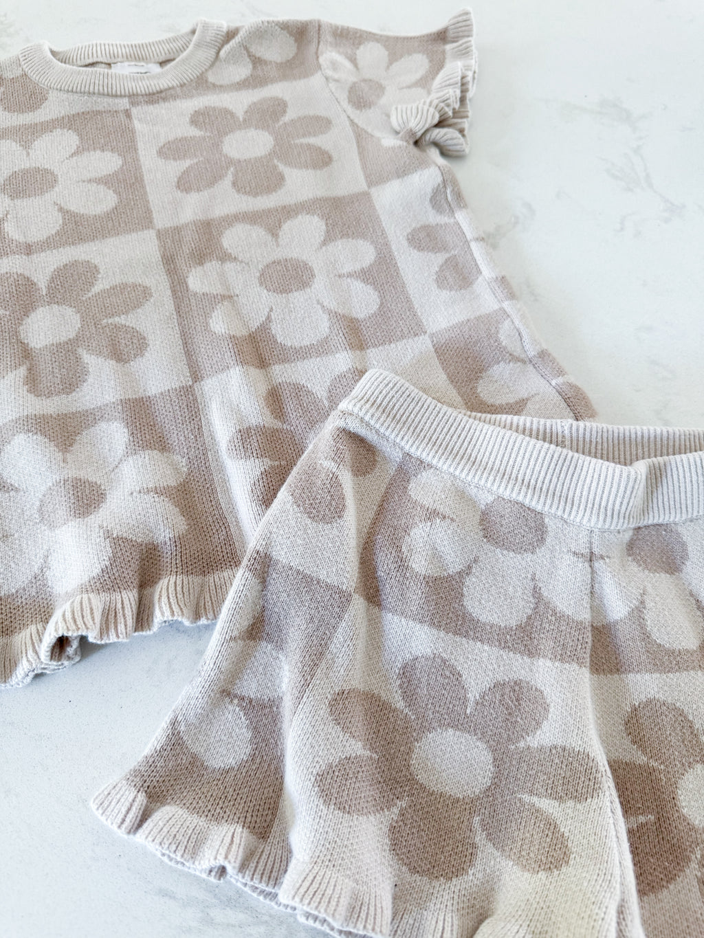 Amor Es Grace- 2T- VGUC- beige two piece knit set with florals