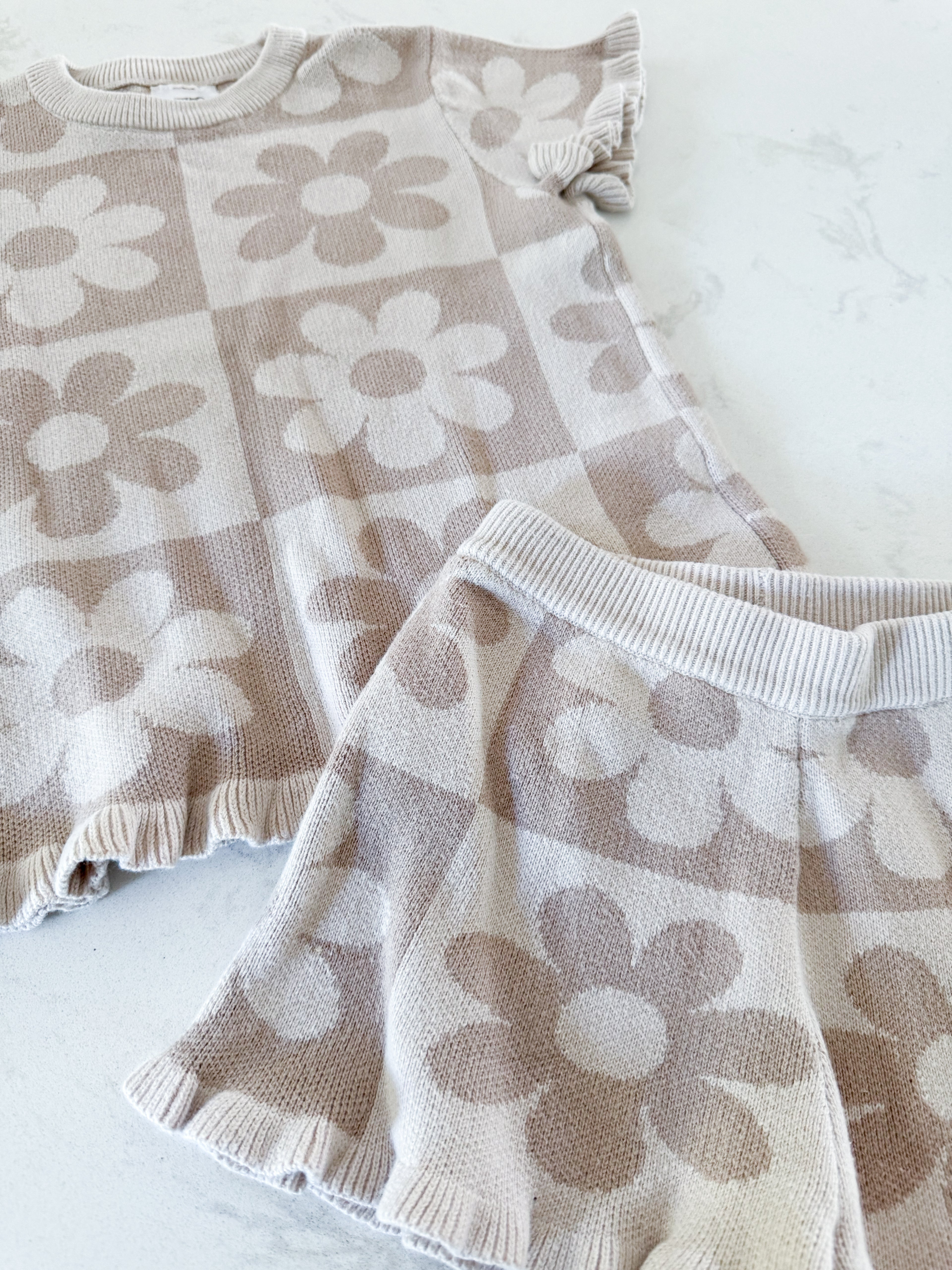 Amor Es Grace- 2T- VGUC- beige two piece knit set with florals