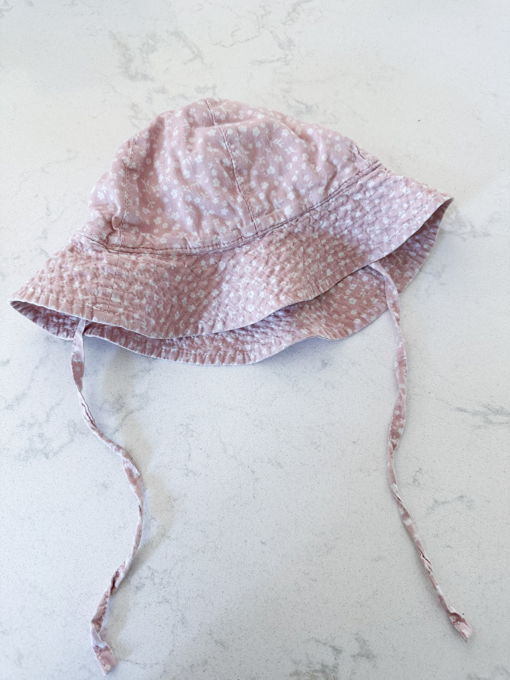 H&M- fits 6-12m- GUC- light dusty pink hat with little white flowers and tie up