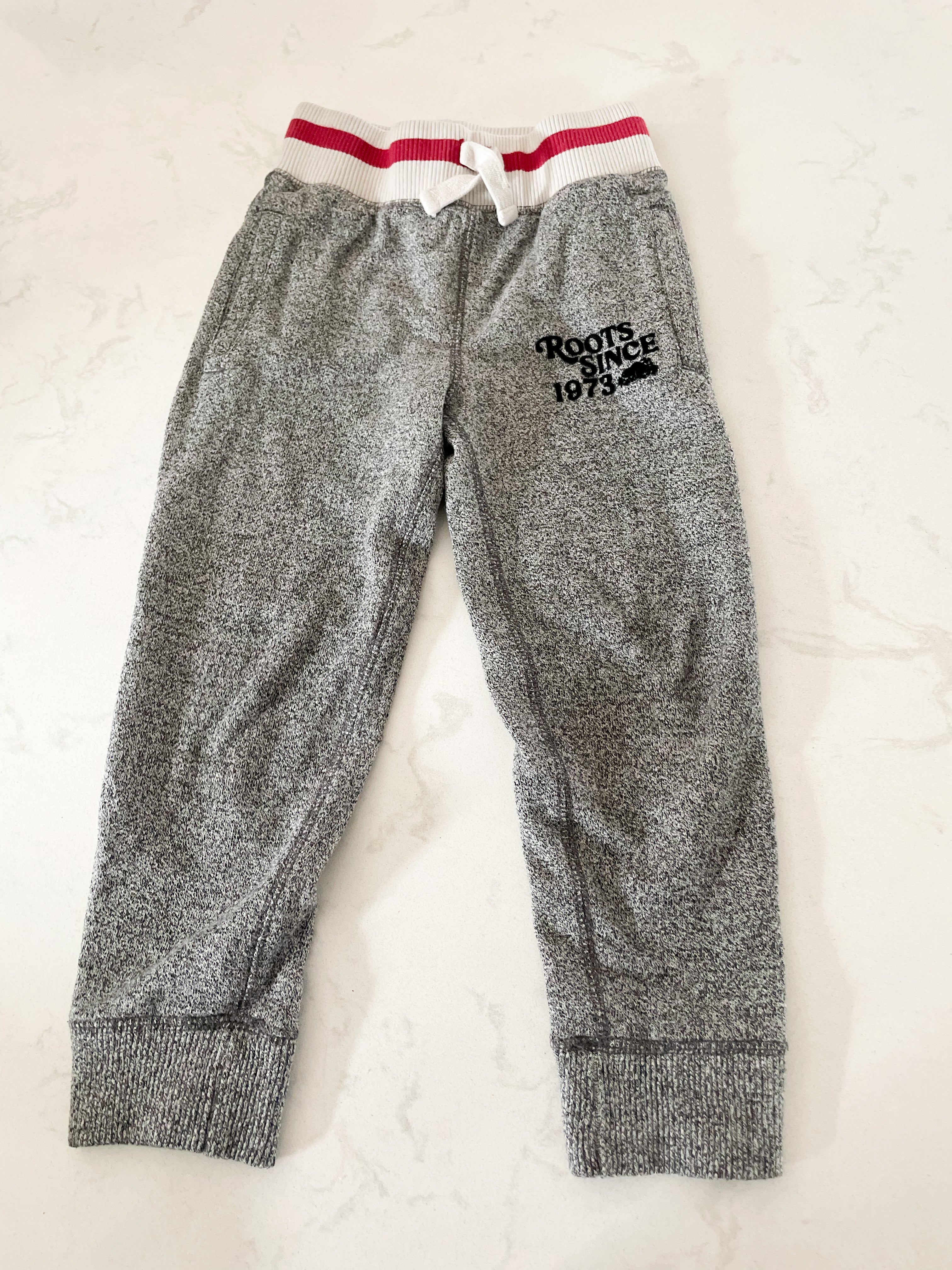 Roots- 5T- GUC- Grey speckled sweats