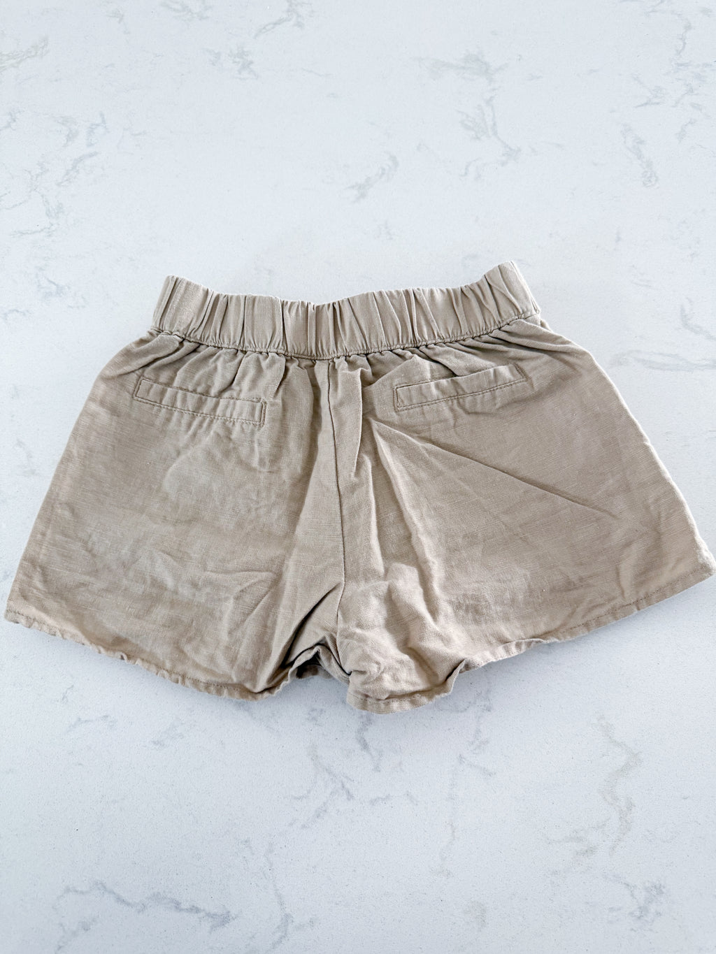 Janie and Jack- 5T- GUC- beige khaki high waisted shorts