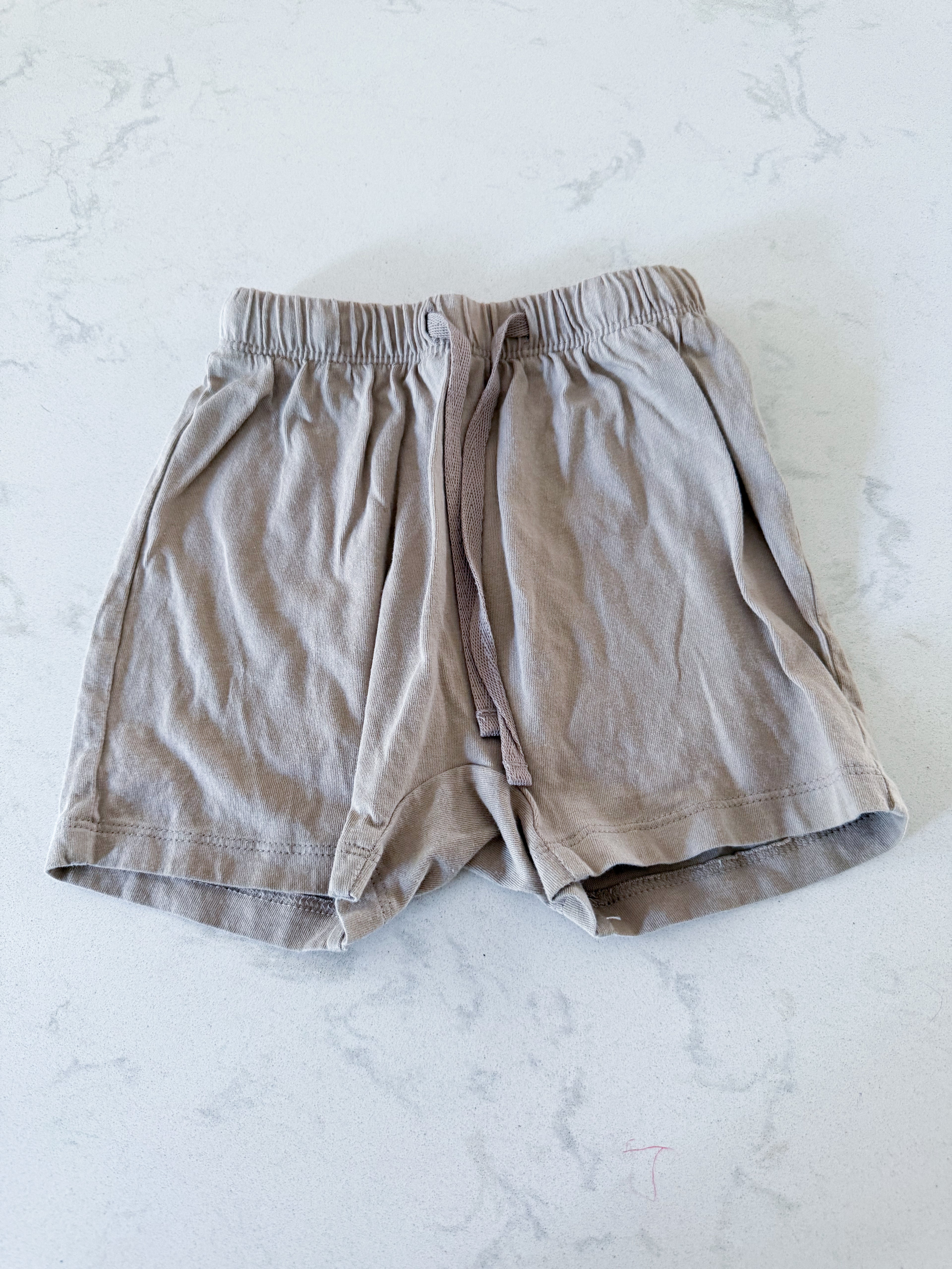 H&M- 3T- VGUC- beige shorts