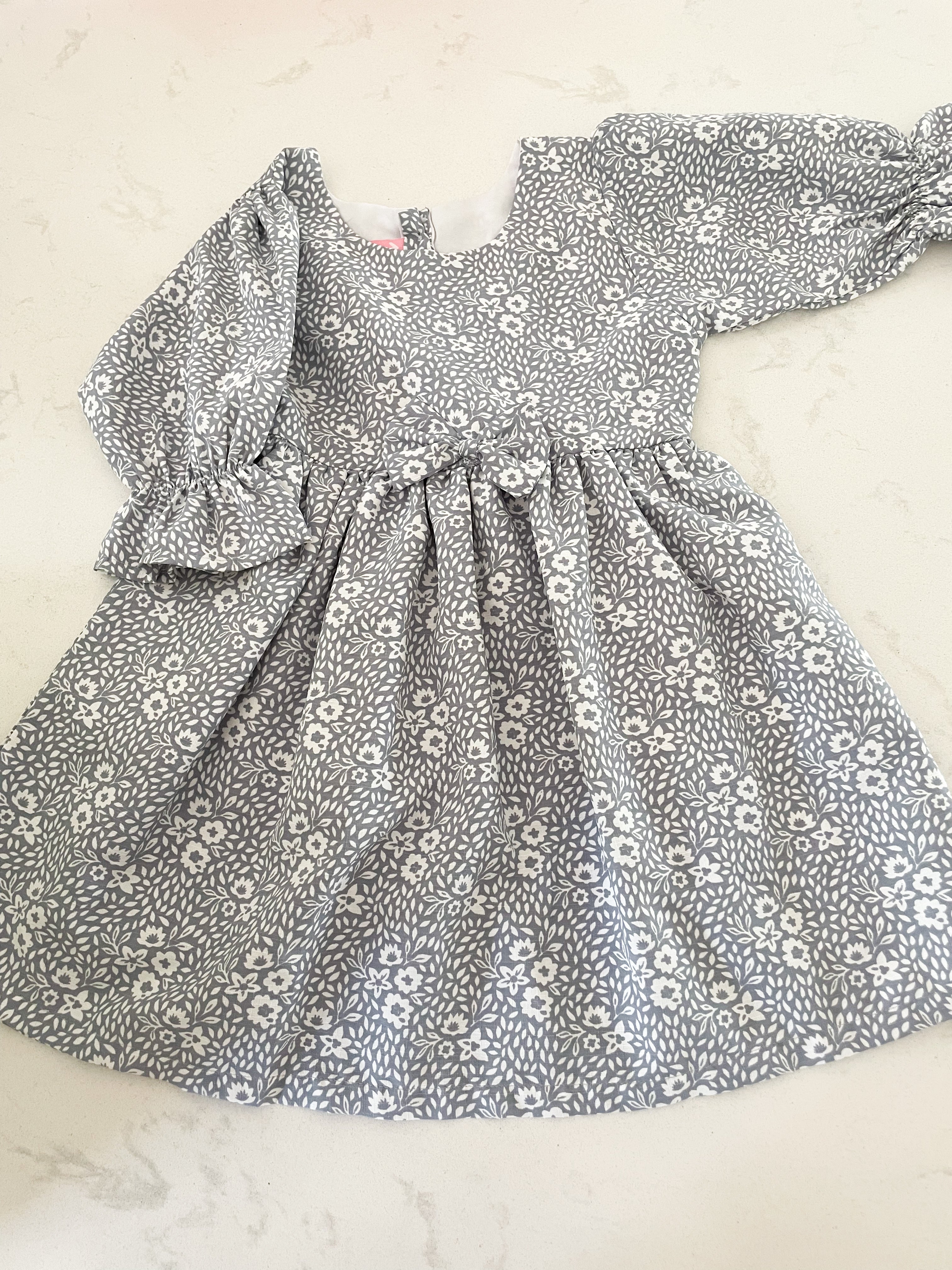 Maz-fits 2T-VGUC- grey/blueish dress with puffed sleeves