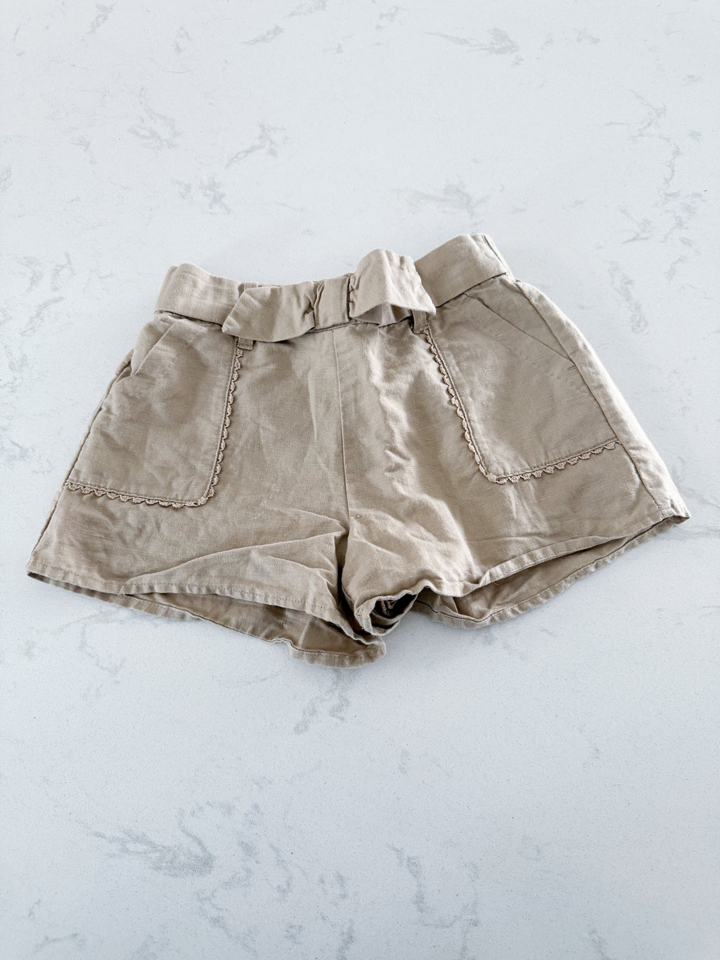 Janie and Jack- 5T- GUC- beige khaki high waisted shorts