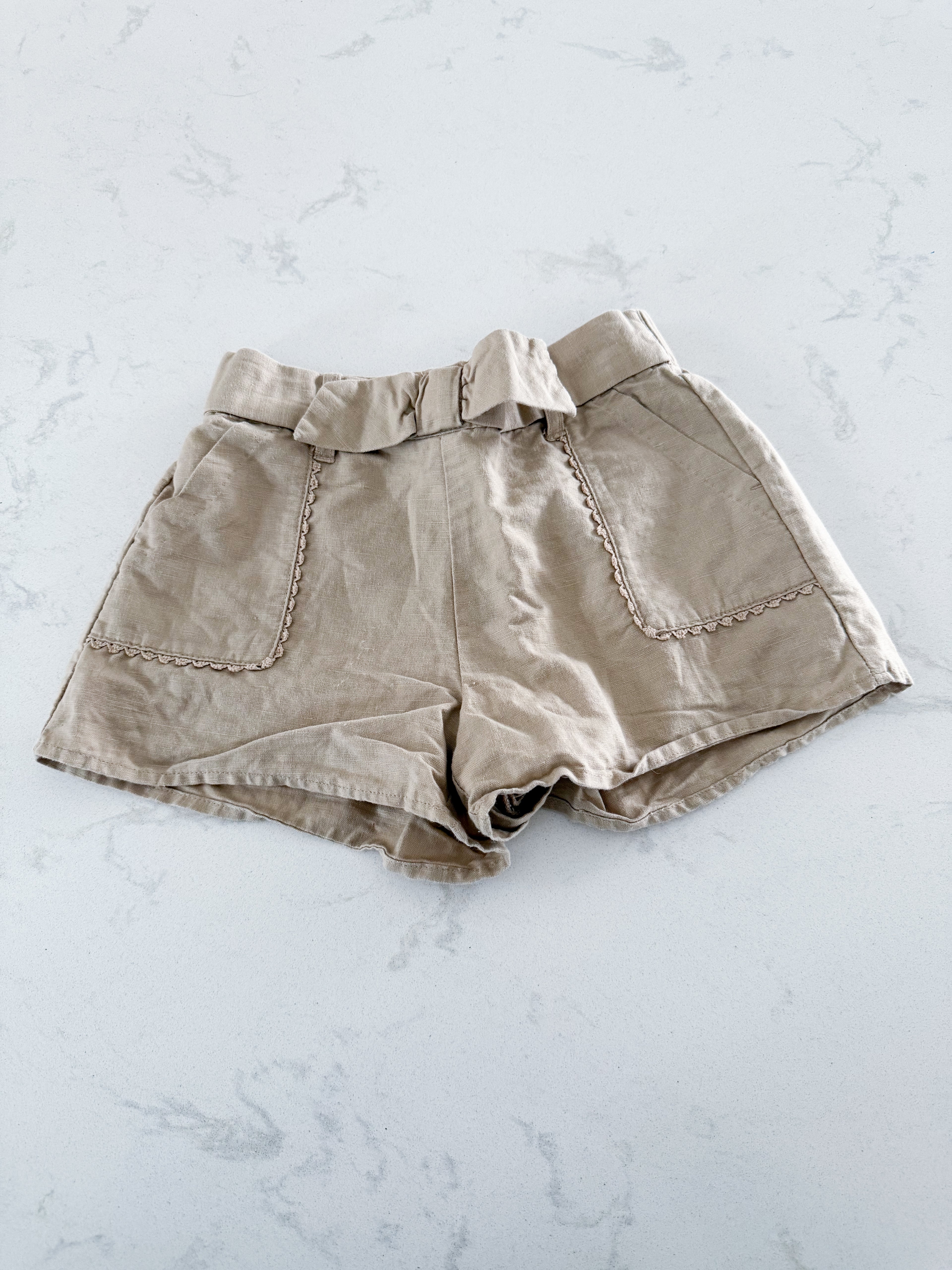 Janie and Jack- 5T- GUC- beige khaki high waisted shorts
