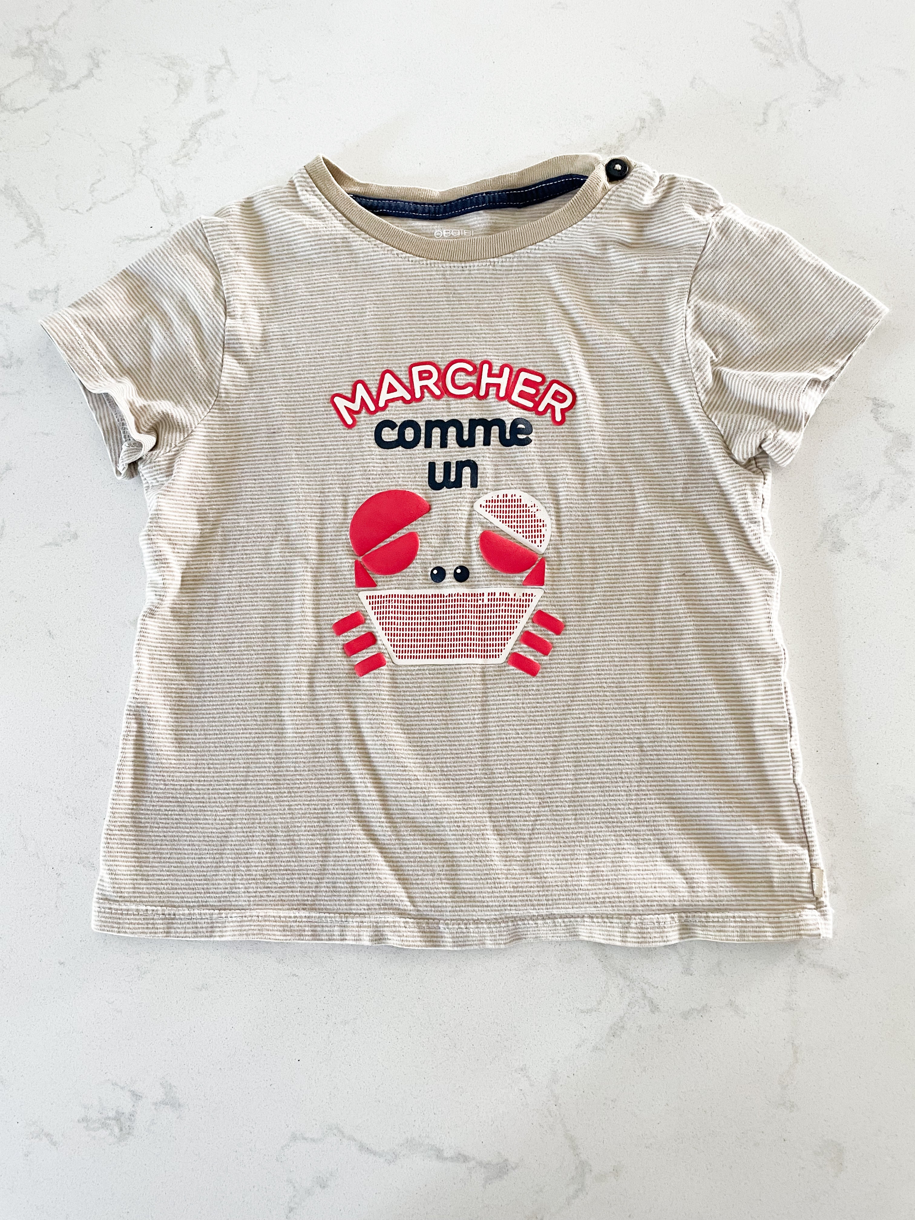 Obaïbi- 2T-VGUC- beige and white thin striped tee with crab