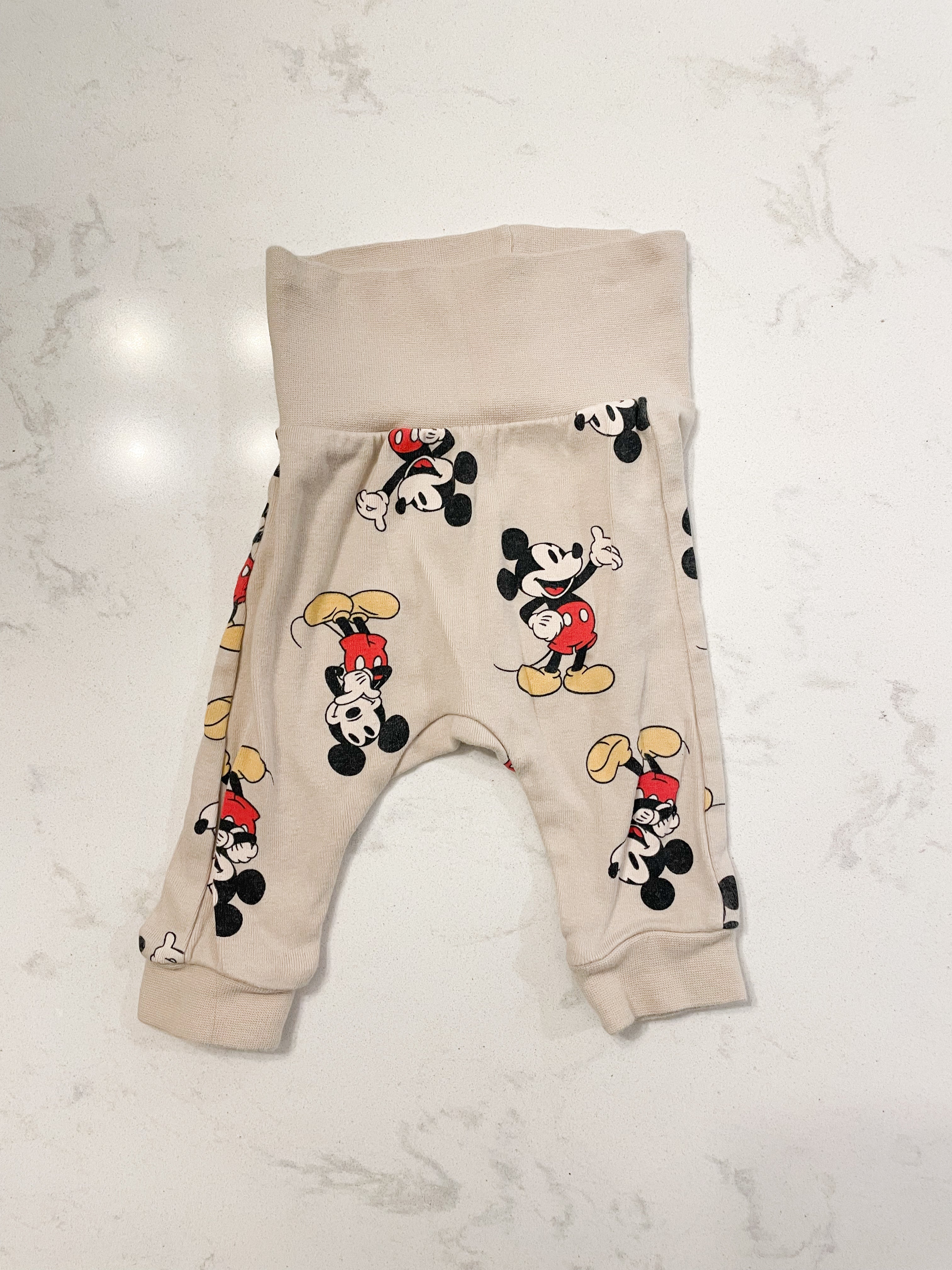 H&M- Newborn- beige Mickey pants