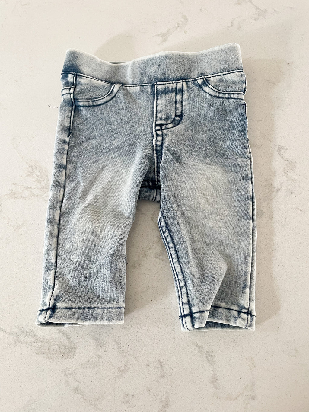 H&M- Newborn- elastic jeans (soft)